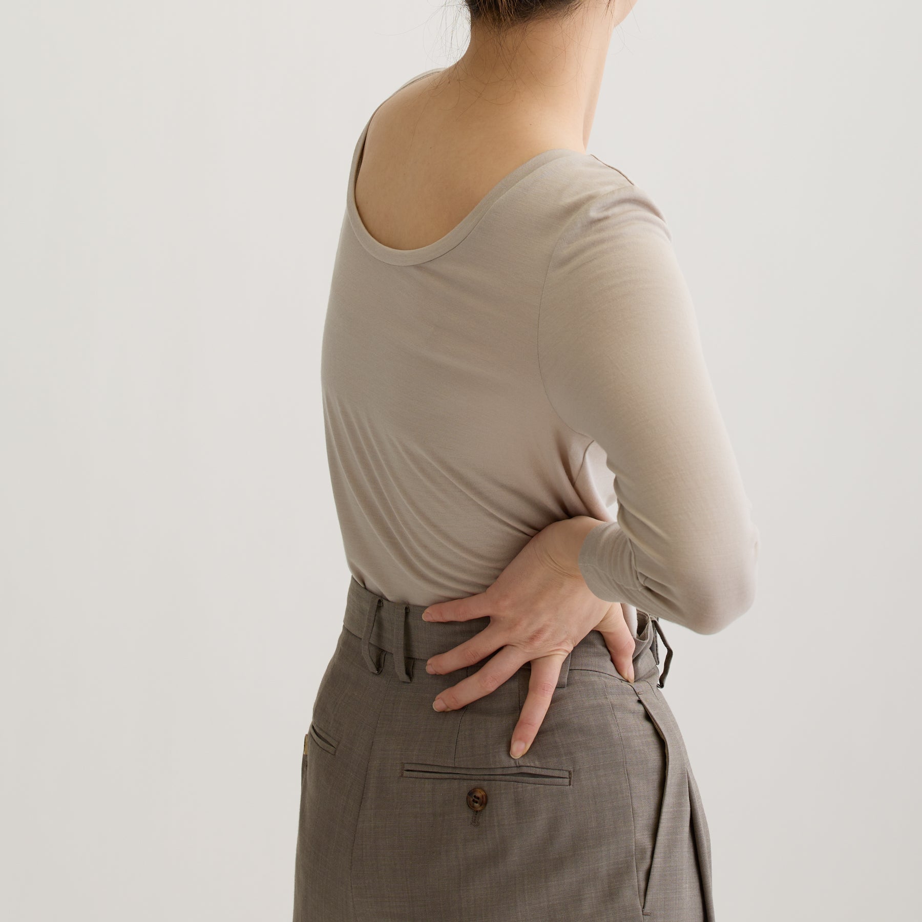 メリノウール100%天竺 2way長袖カットソー, オイスターの着用イメージ(後ろ前で着用、斜め後)