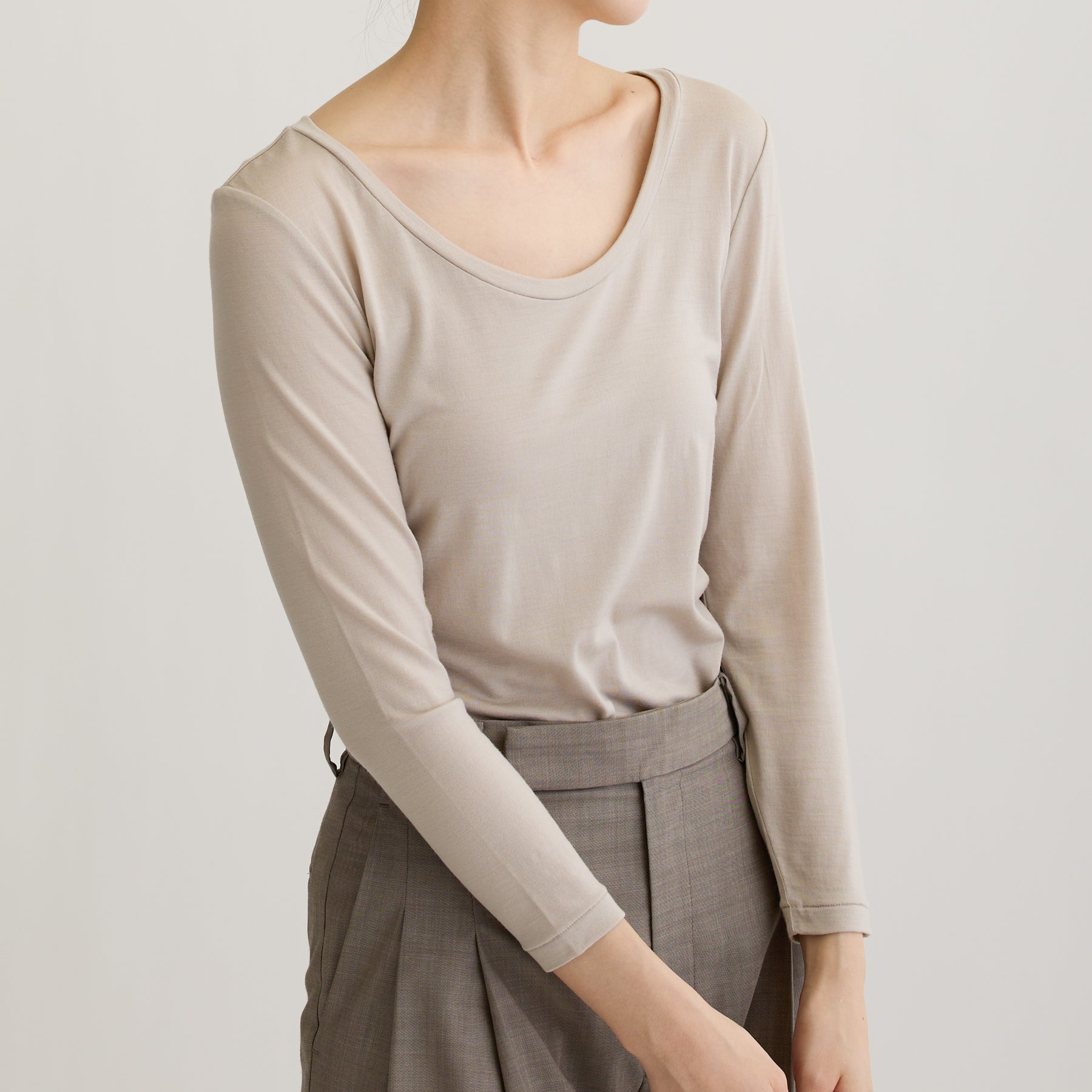 メリノウール100%天竺 2way長袖カットソー, オイスターの着用イメージ(斜め前)