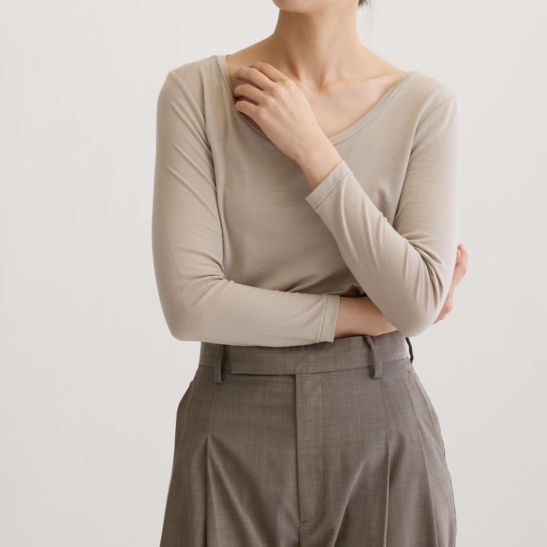 メリノウール100%天竺 2way長袖カットソー, オイスターの着用イメージ(前)