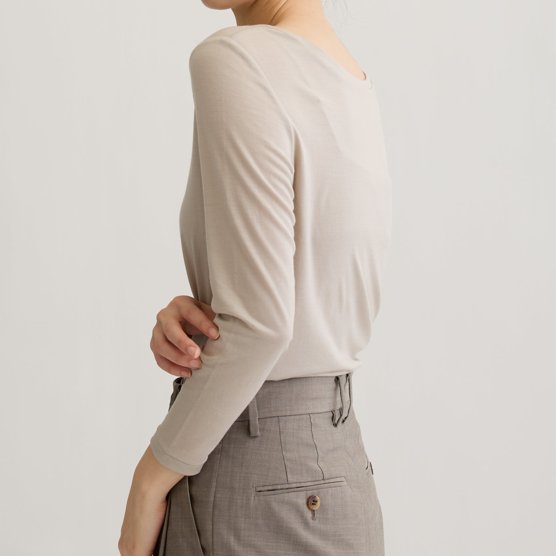 メリノウール100%天竺 2way長袖カットソー, オイスターの着用イメージ(横)