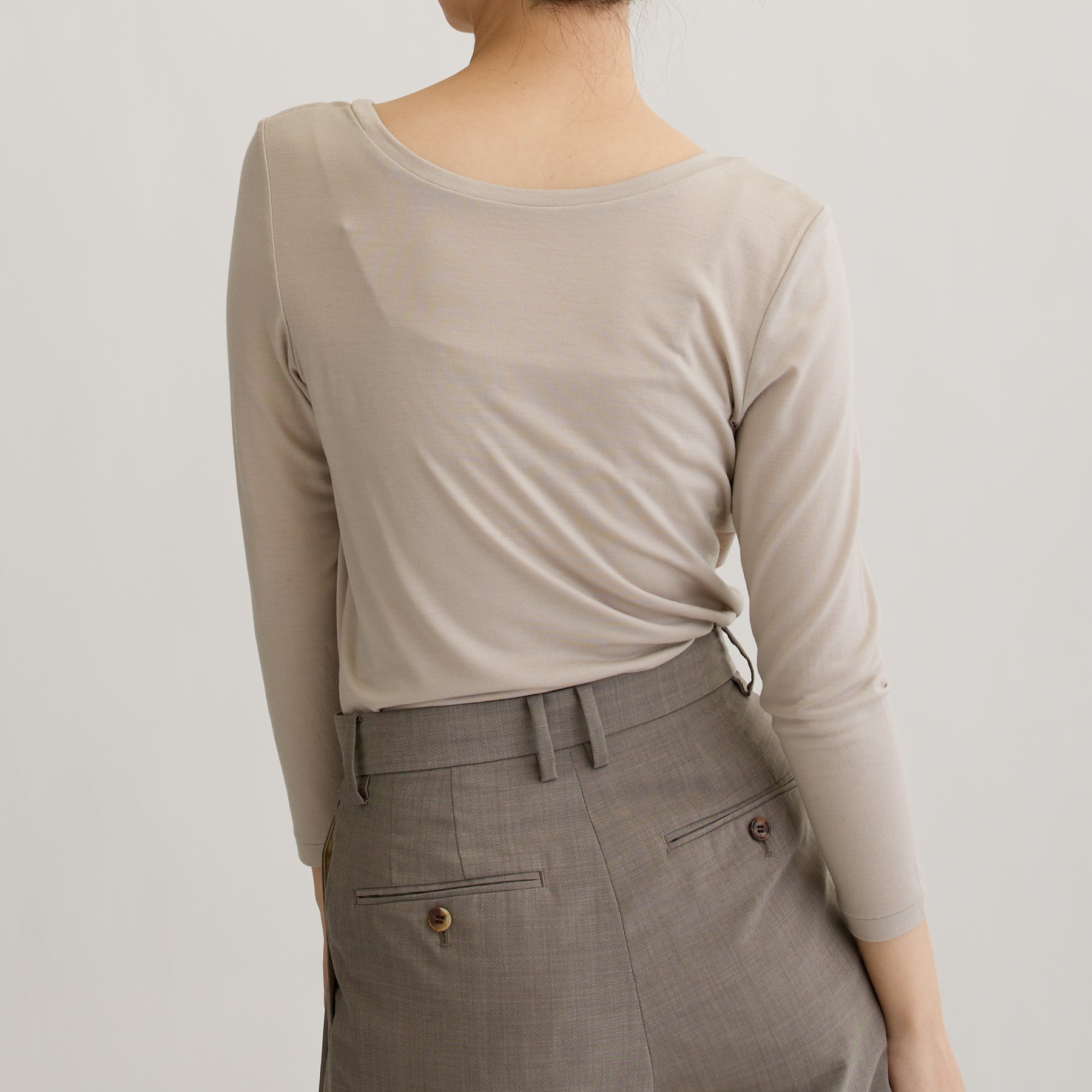 メリノウール100%天竺 2way長袖カットソー, オイスターの着用イメージ(後)