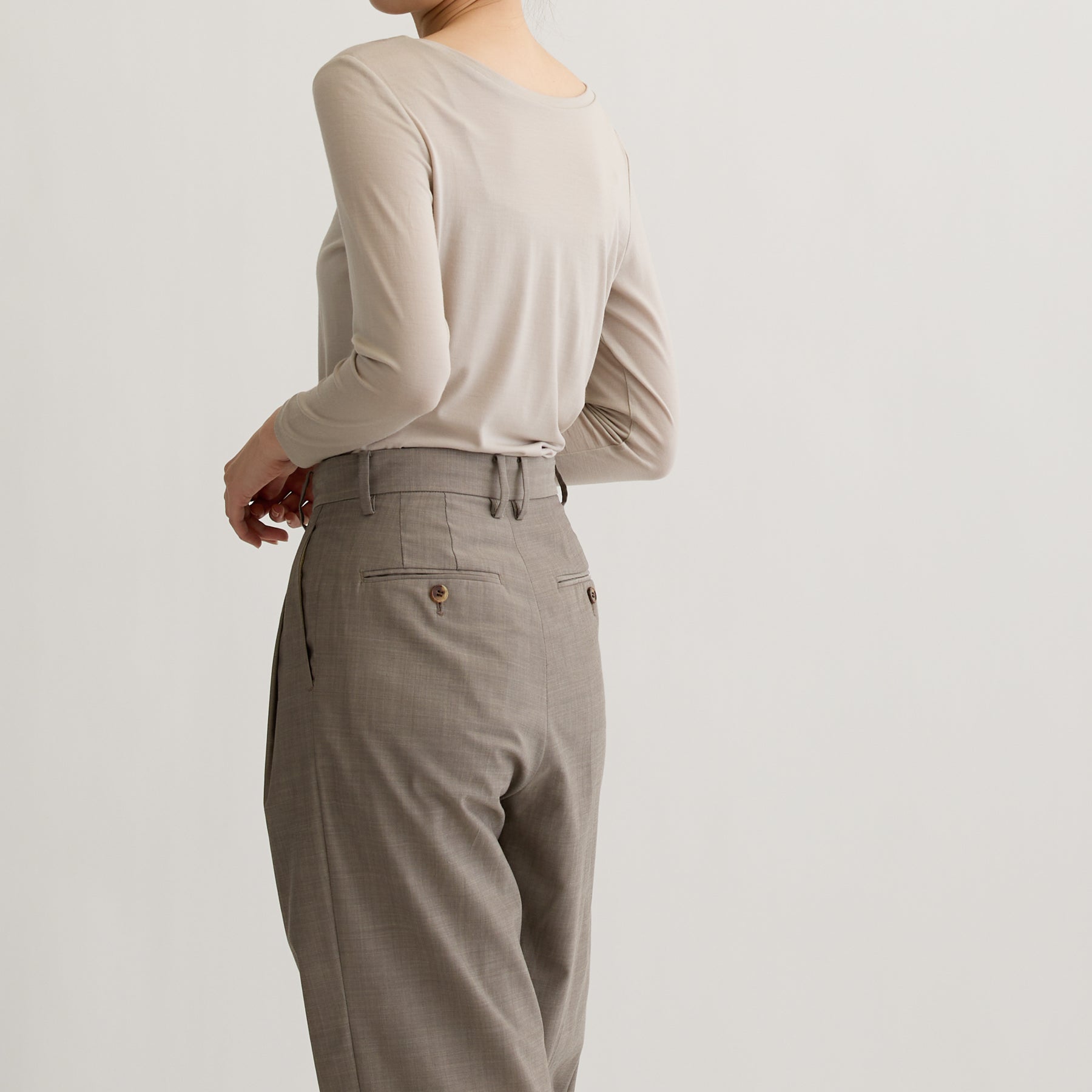 メリノウール100%天竺 2way長袖カットソー, オイスターの着用イメージ(斜め後)