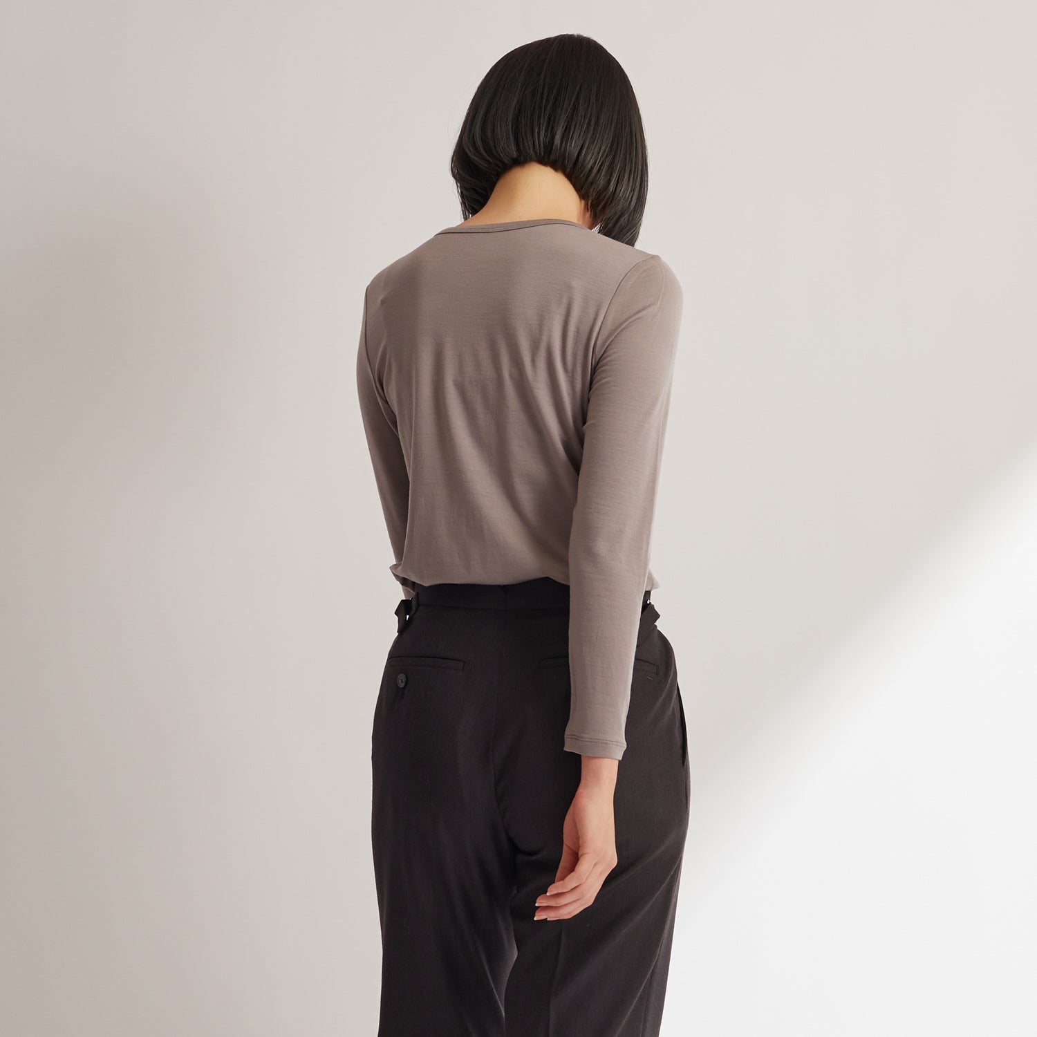 メリノウール100%クルーネック長袖カットソー, トープの着用イメージ(後)