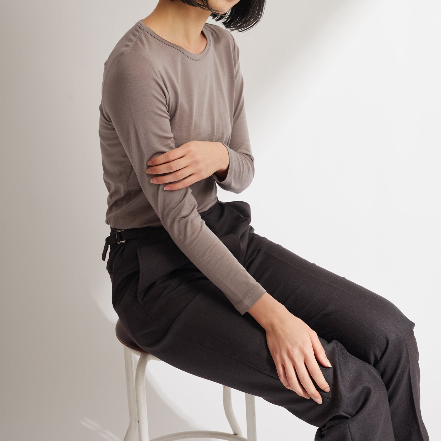 メリノウール100%クルーネック長袖カットソー, トープの着用イメージ(斜め前)