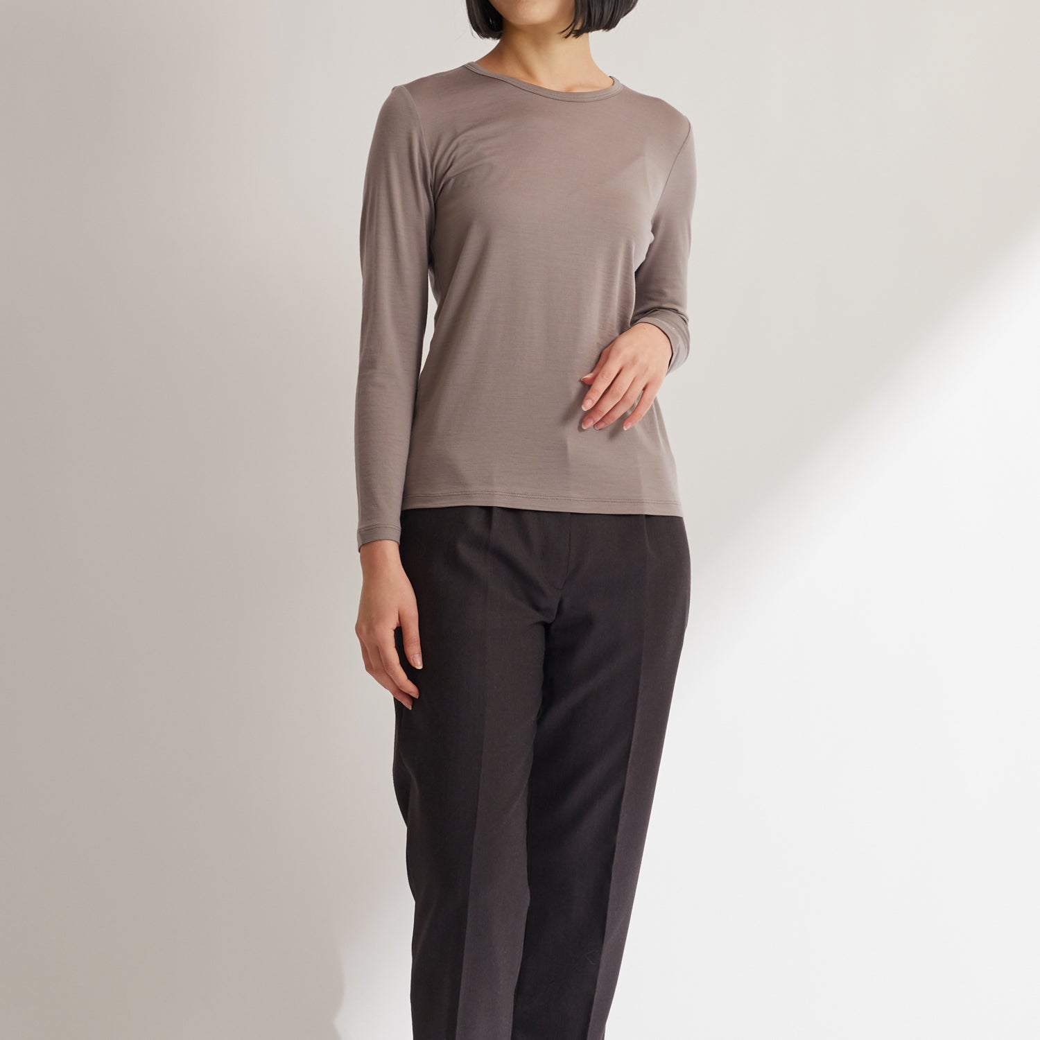 メリノウール100%クルーネック長袖カットソー, トープの着用イメージ(前)