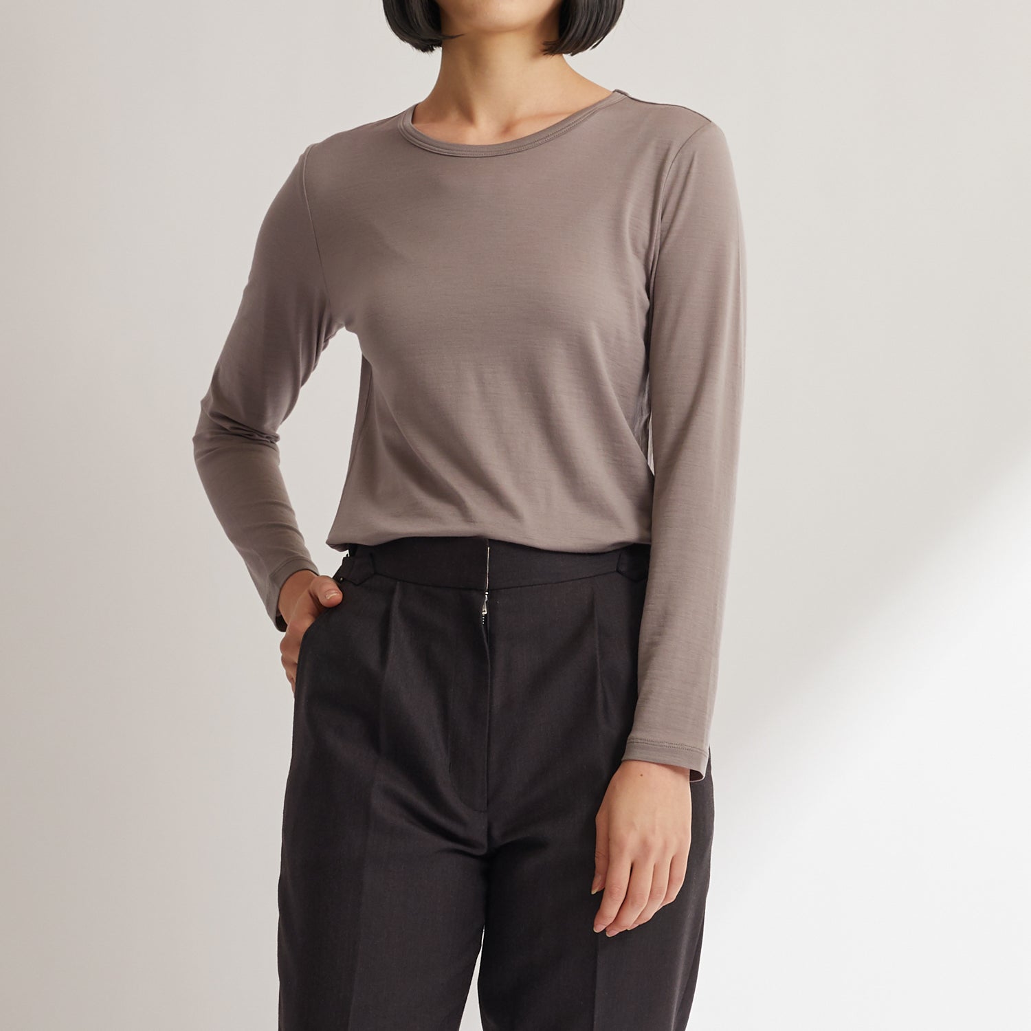 メリノウール100%クルーネック長袖カットソー, トープの着用イメージ(前)