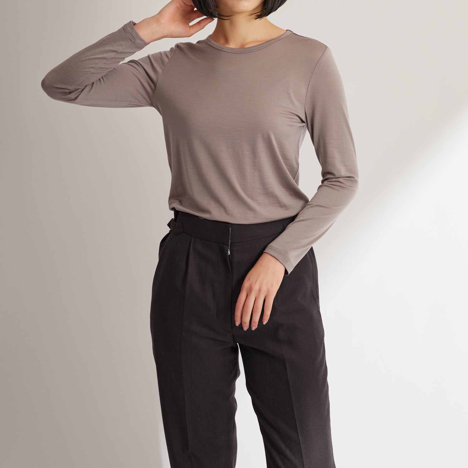 メリノウール100%クルーネック長袖カットソー, トープの着用イメージ(前)