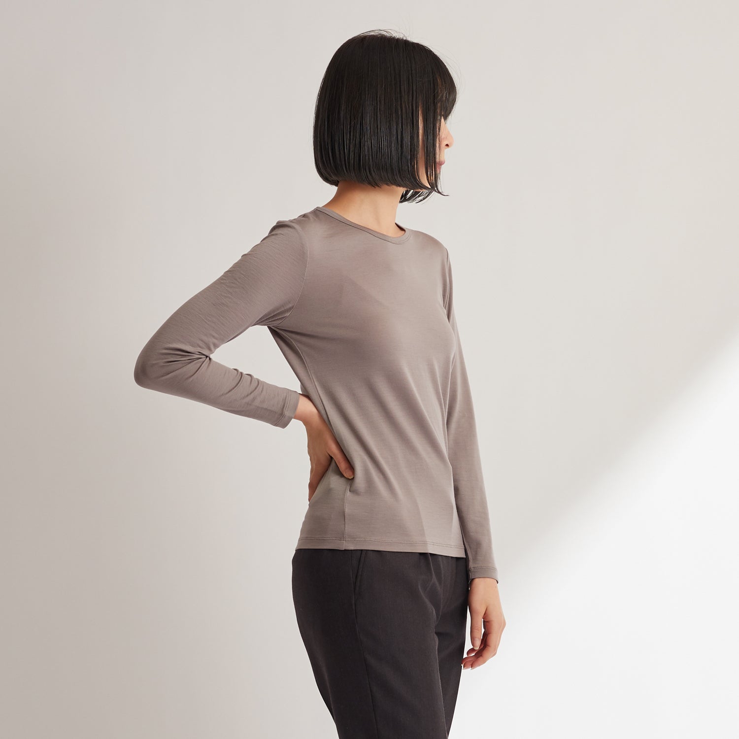 メリノウール100%クルーネック長袖カットソー, トープの着用イメージ(横)