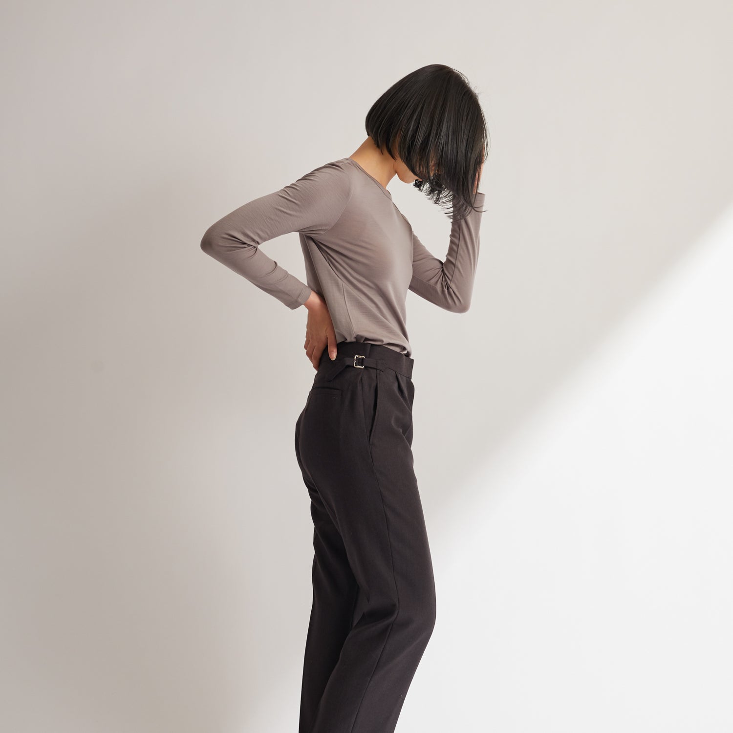 メリノウール100%クルーネック長袖カットソー, トープの着用イメージ(横)