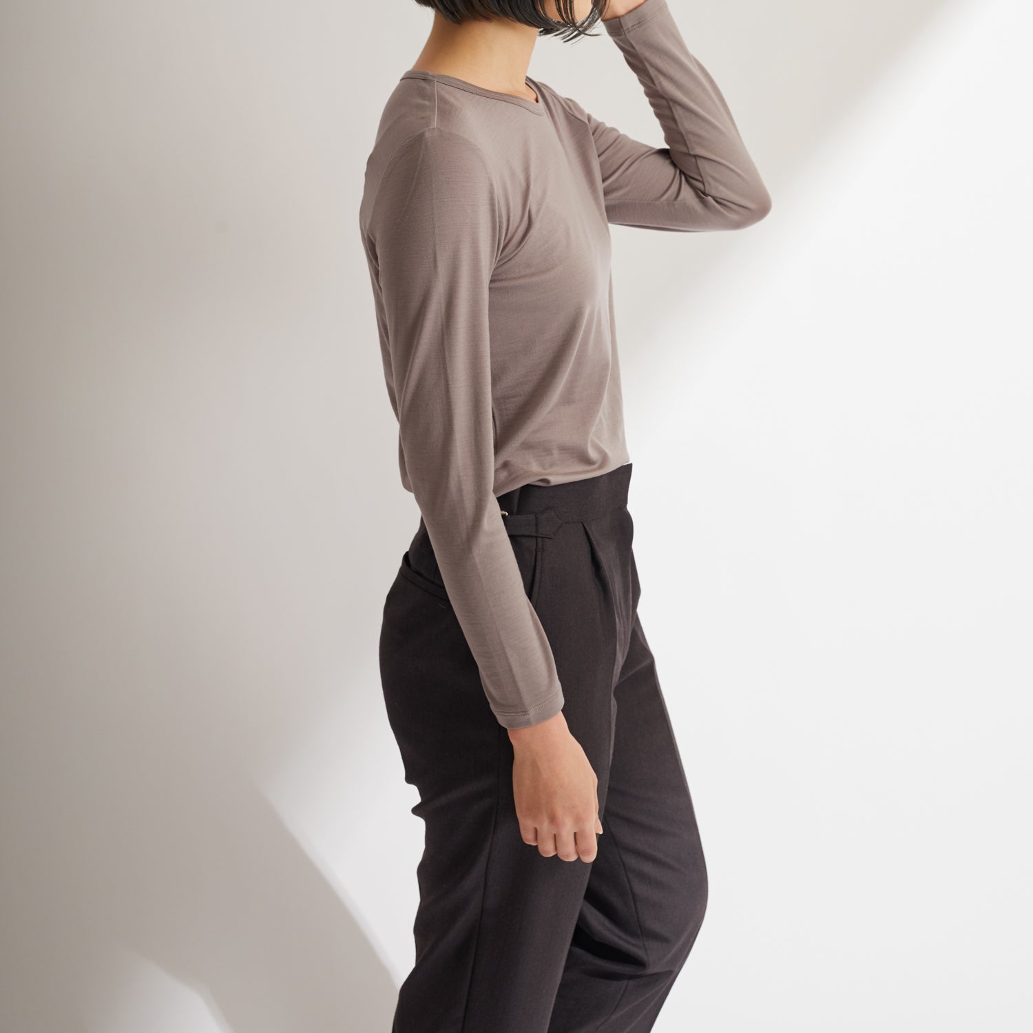 メリノウール100%クルーネック長袖カットソー, トープの着用イメージ(横)