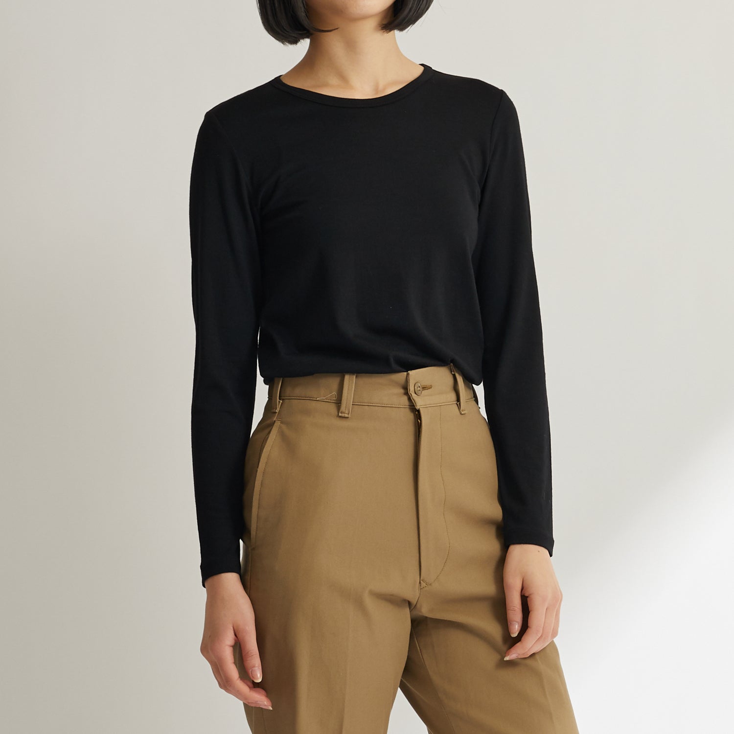 メリノウール100%クルーネック長袖カットソー, ブラックの着用イメージ(前)