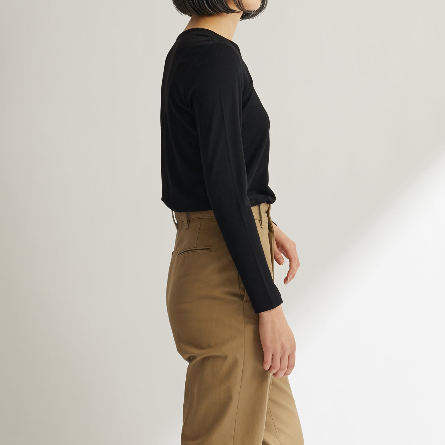 メリノウール100%クルーネック長袖カットソー, ブラックの着用イメージ(横)