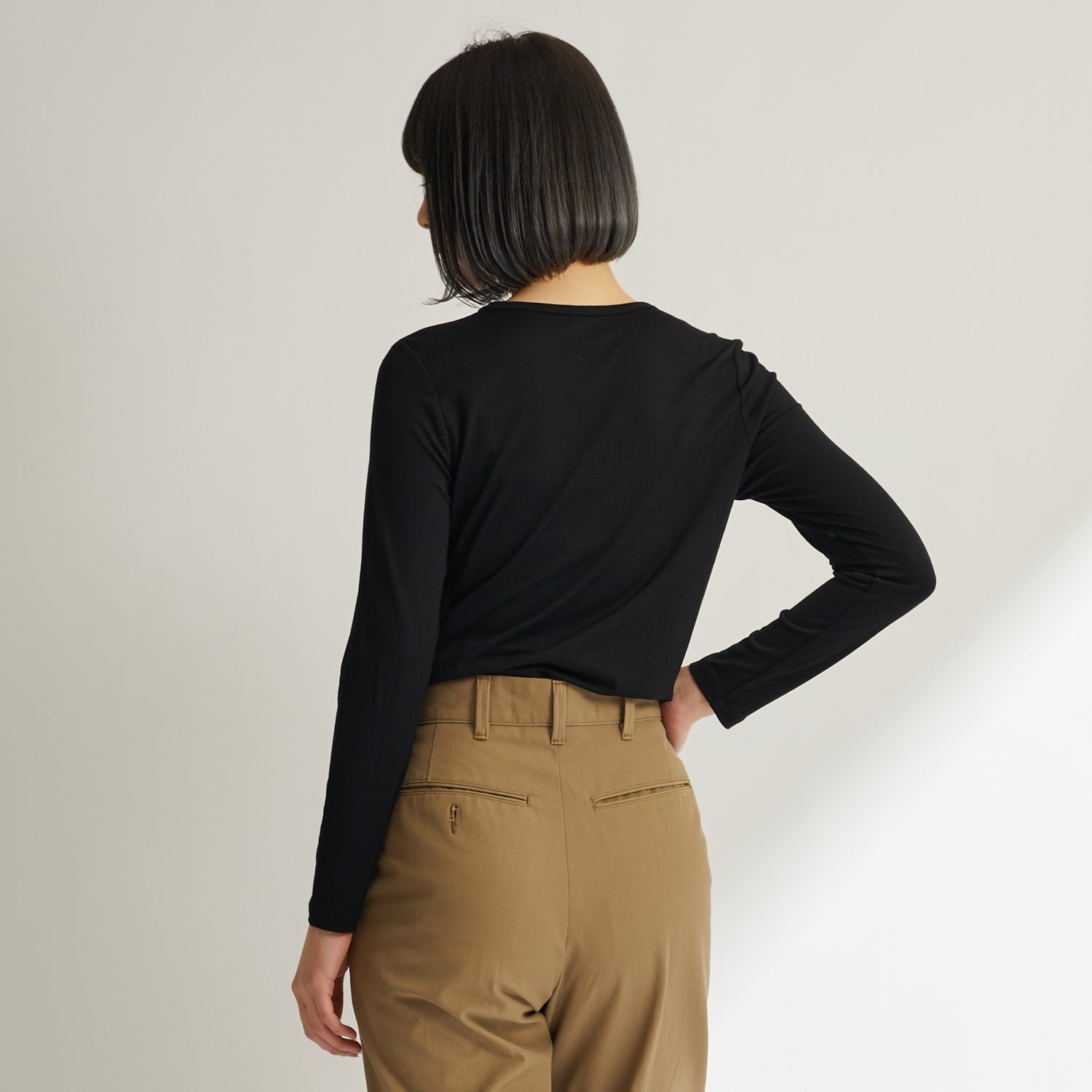 メリノウール100%クルーネック長袖カットソー, ブラックの着用イメージ(後)