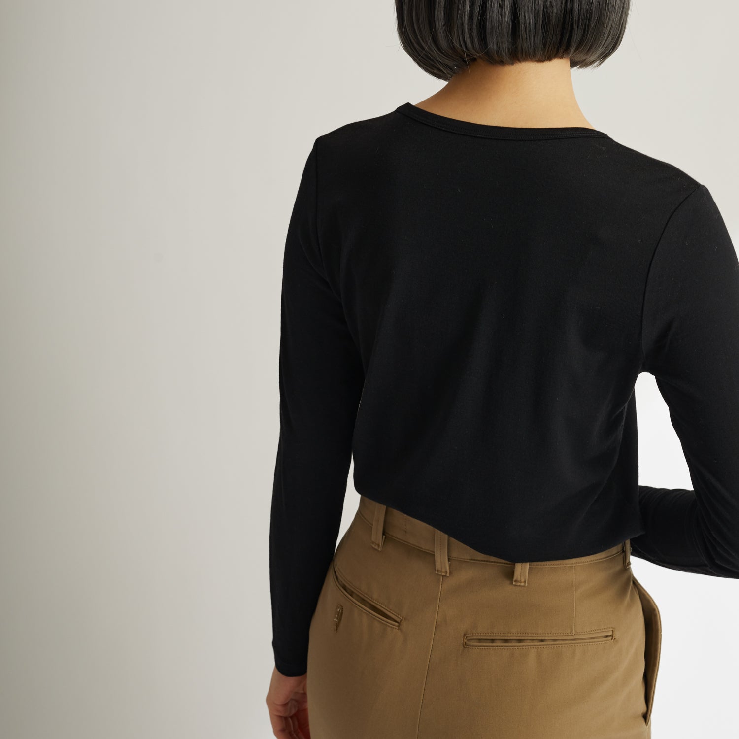 メリノウール100%クルーネック長袖カットソー, ブラックの着用イメージ(後)