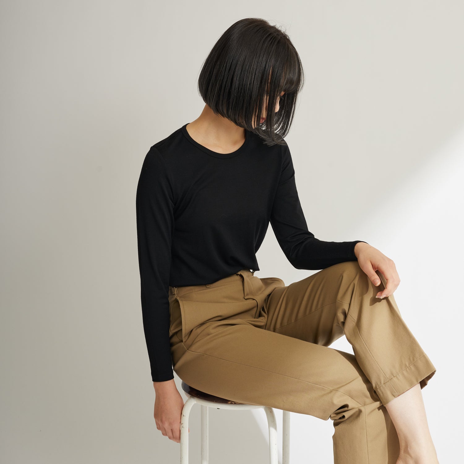 メリノウール100%クルーネック長袖カットソー, ブラックの着用イメージ(斜め前)