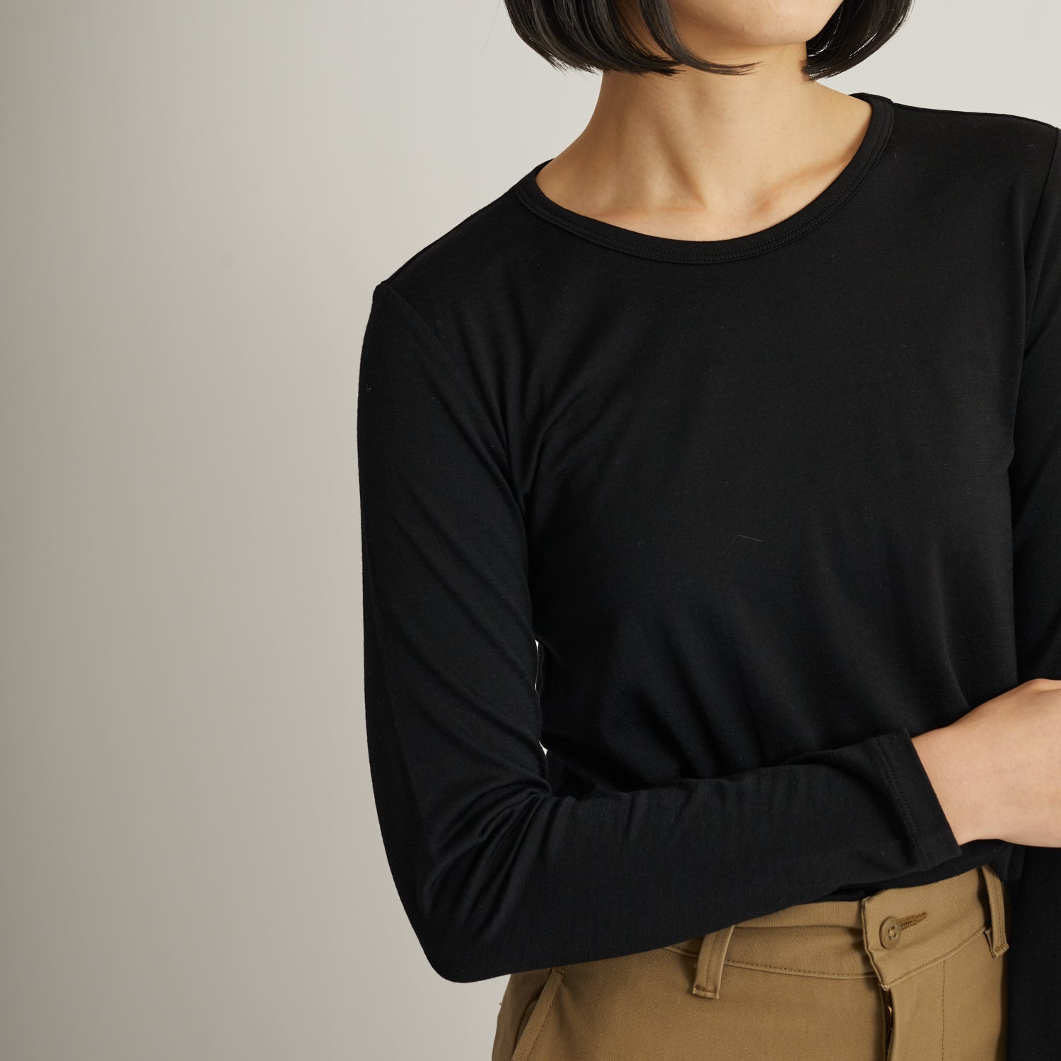 メリノウール100%クルーネック長袖カットソー, ブラックの着用イメージ(前)