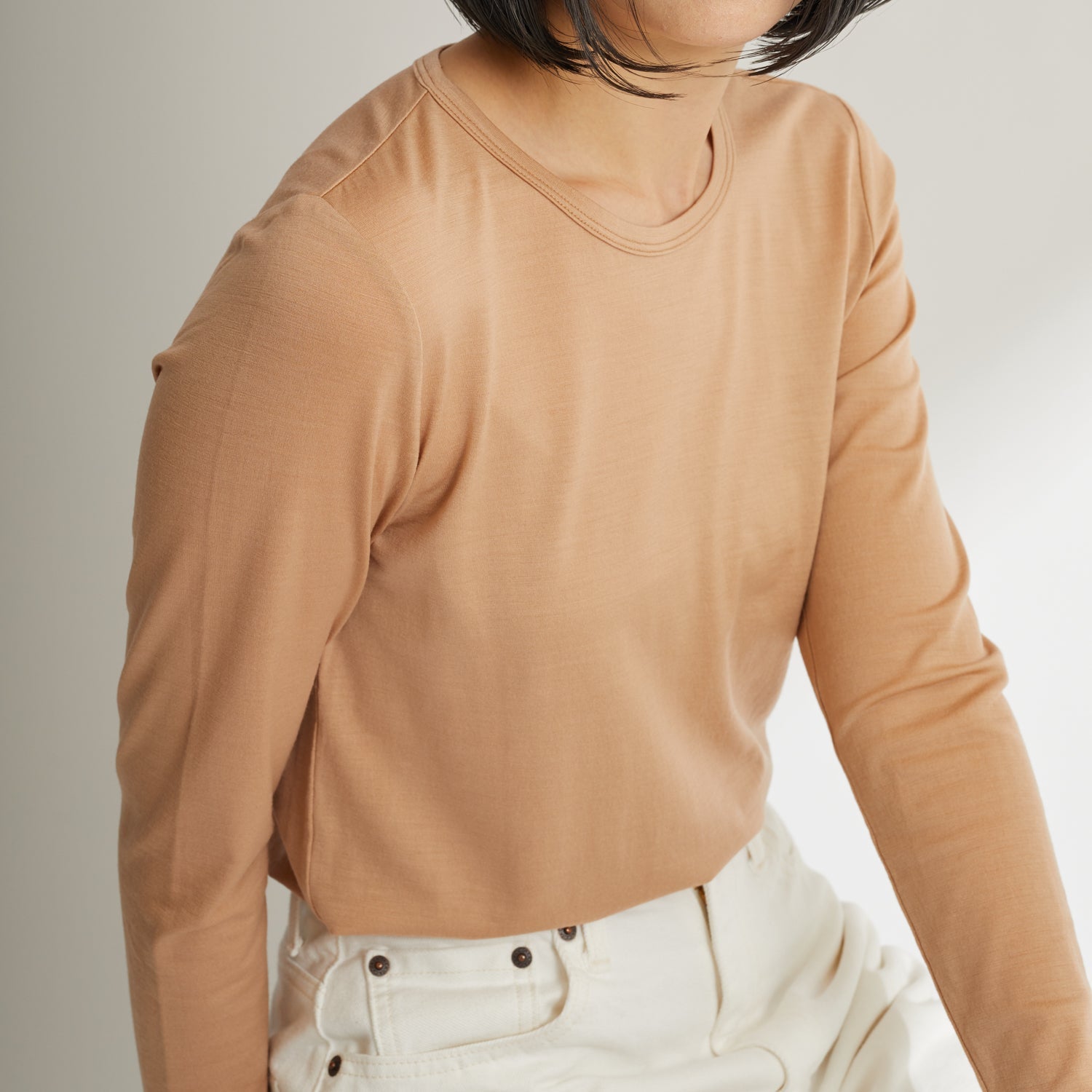 メリノウール100%クルーネック長袖カットソー, キャメルの着用イメージ(斜め前)
