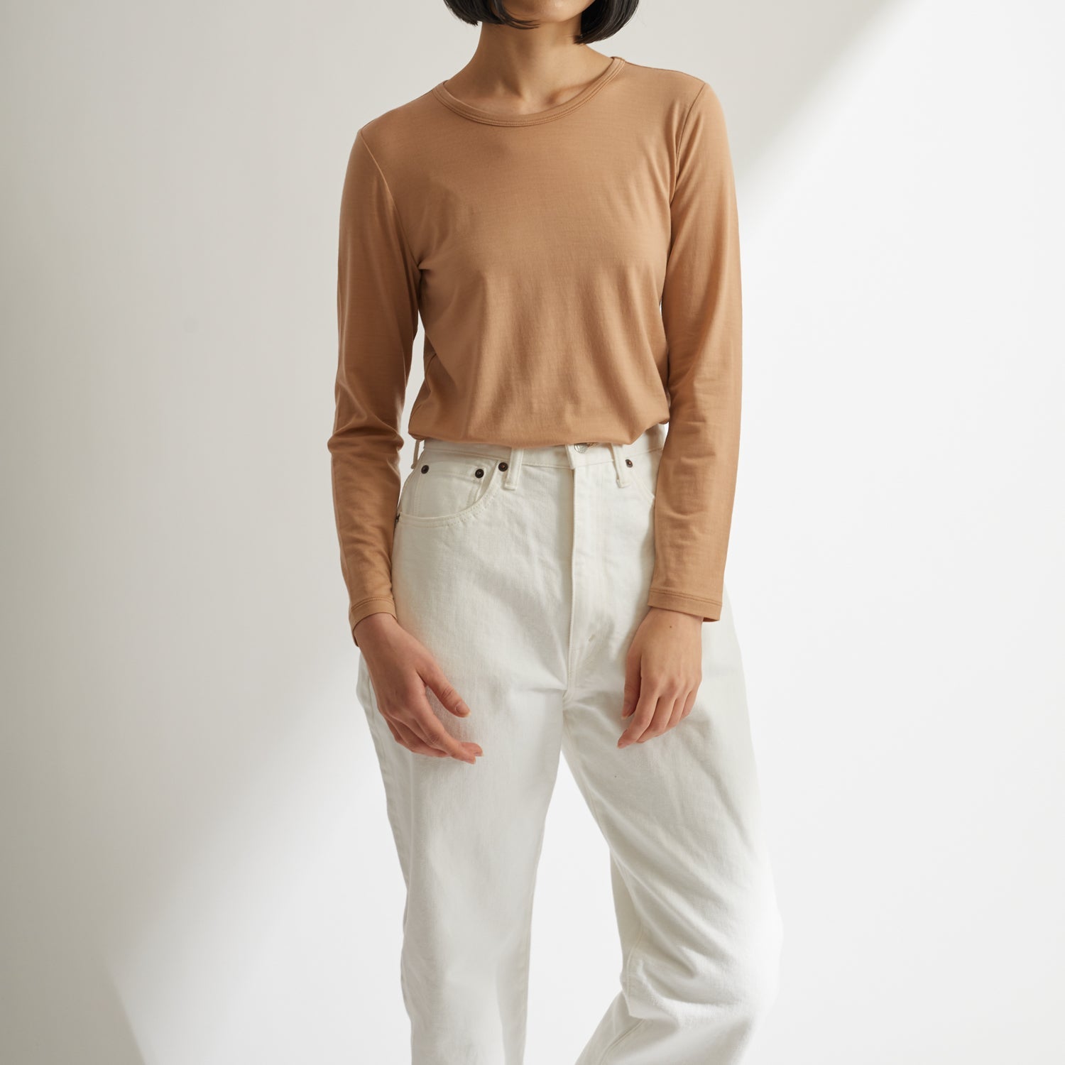 メリノウール100%クルーネック長袖カットソー, キャメルの着用イメージ(前)