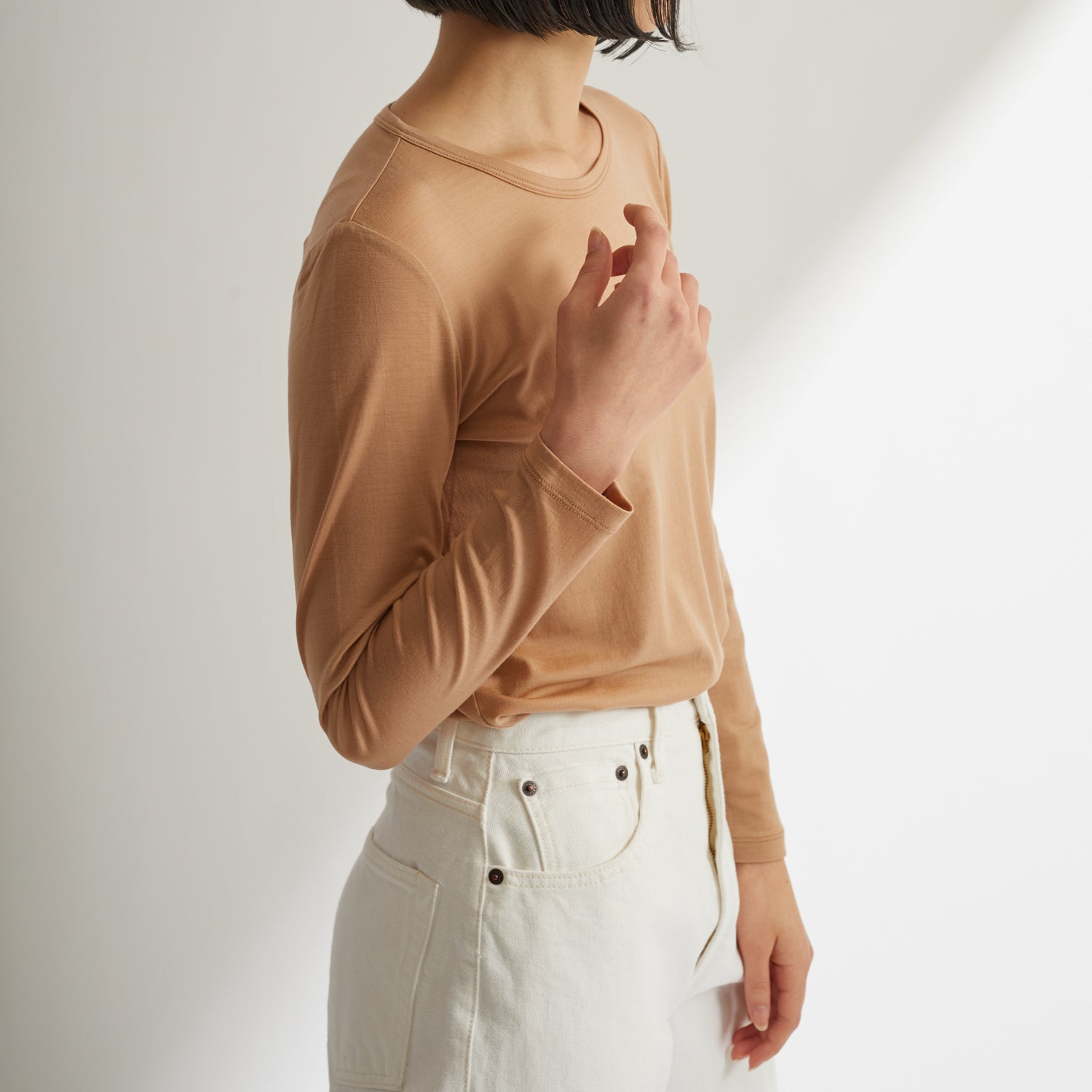 メリノウール100%クルーネック長袖カットソー, キャメルの着用イメージ(横)