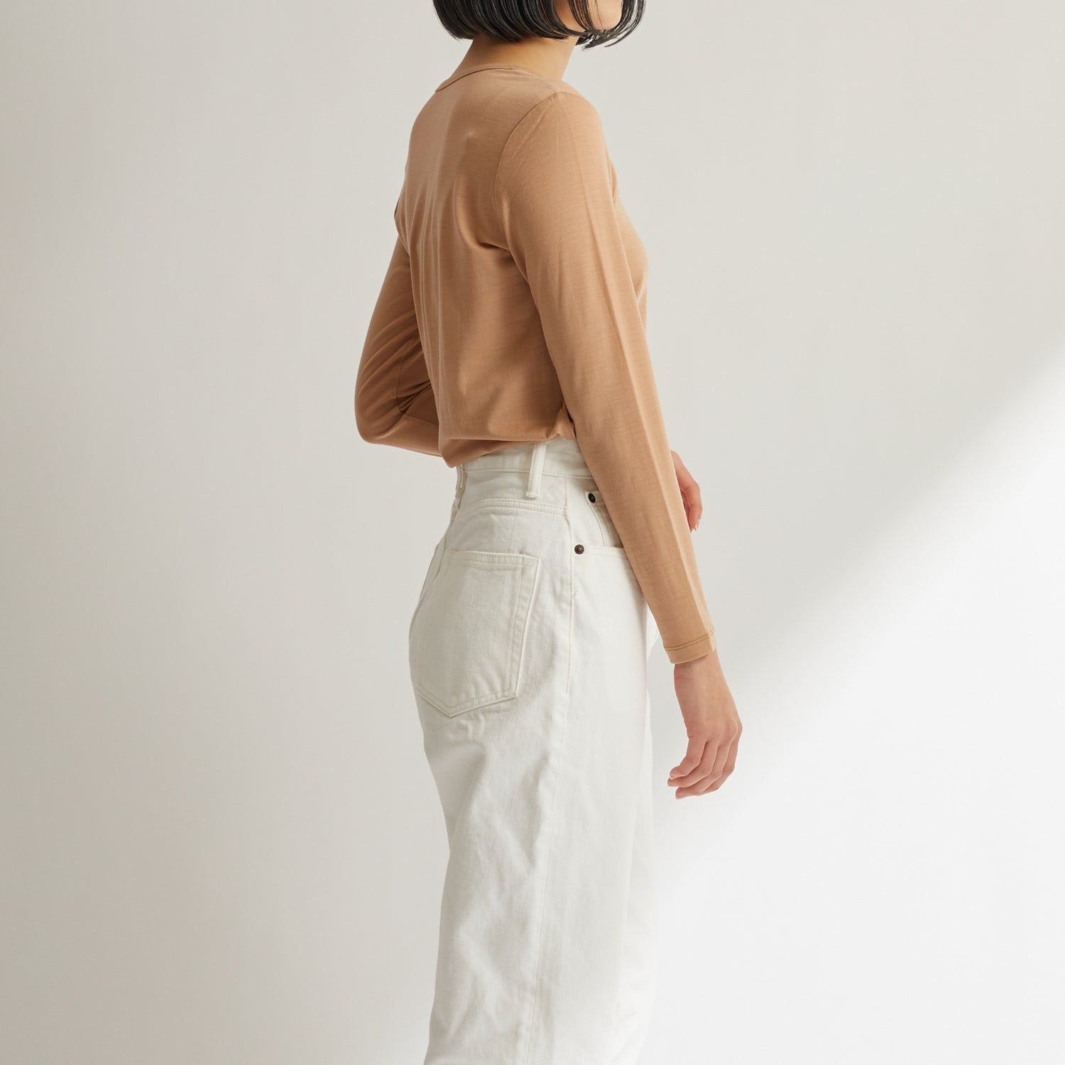 メリノウール100%クルーネック長袖カットソー, キャメルの着用イメージ(横)