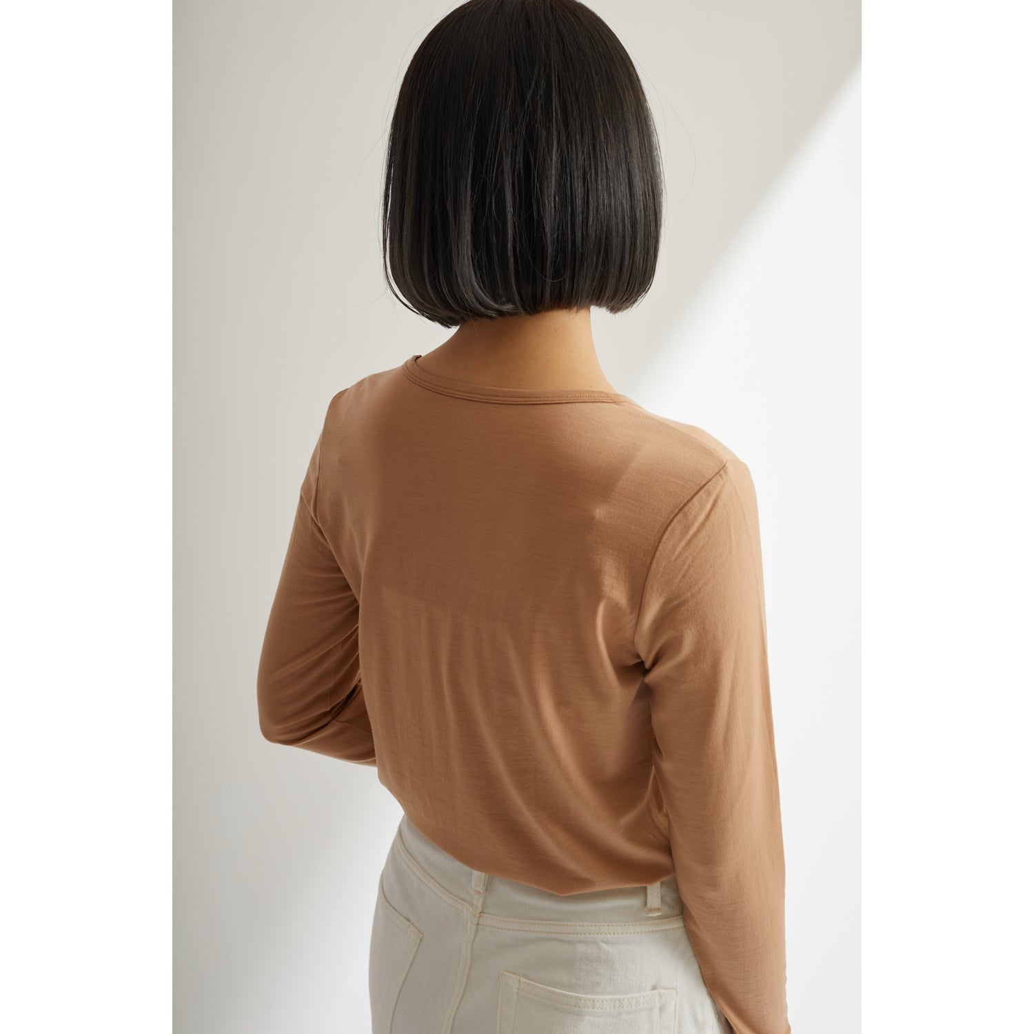 メリノウール100%クルーネック長袖カットソー, キャメルの着用イメージ(斜め後)