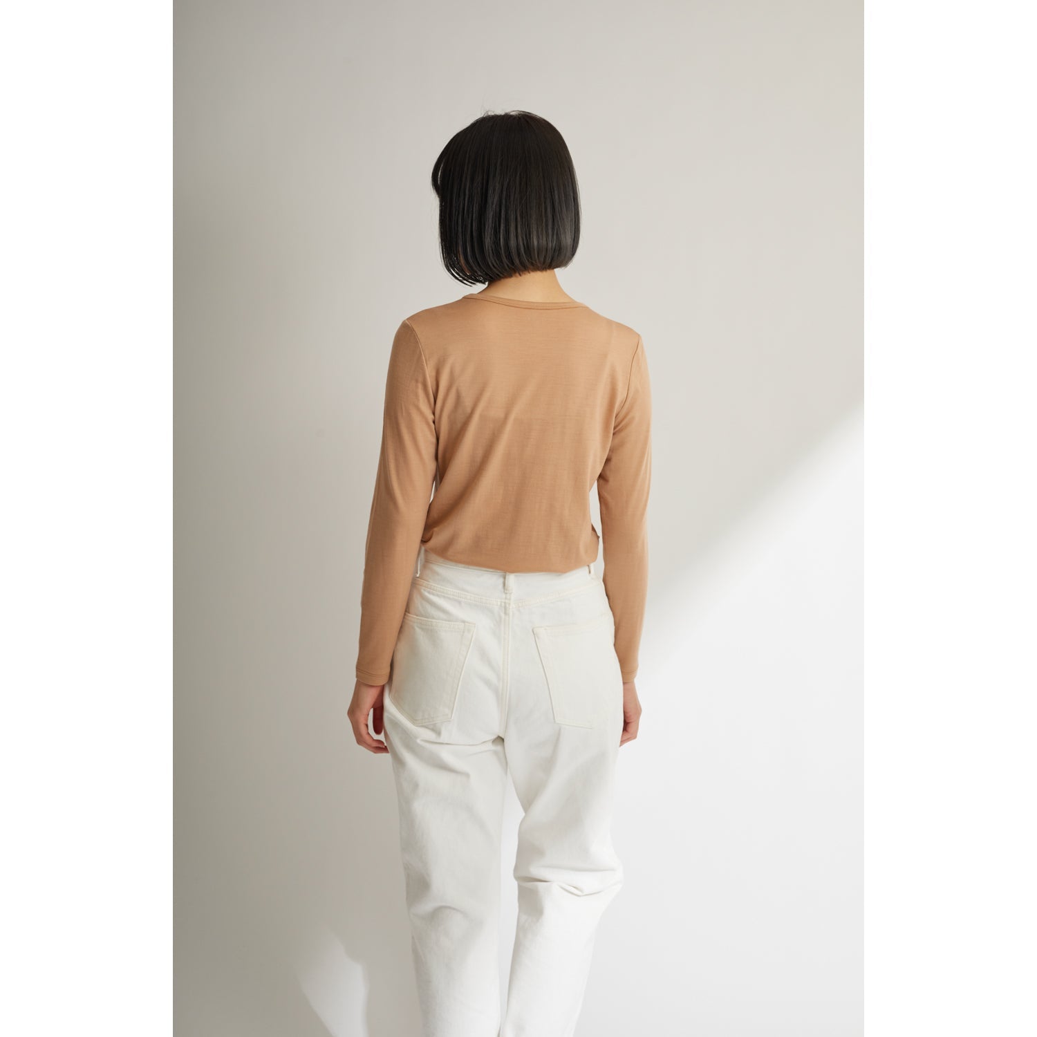 メリノウール100%クルーネック長袖カットソー, キャメルの着用イメージ(後)