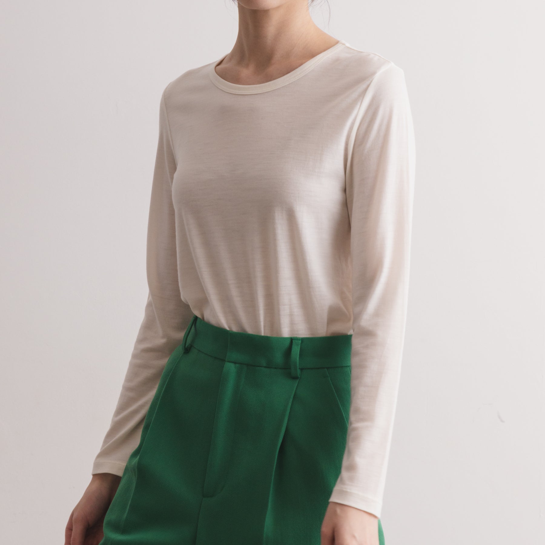 メリノウール100%天竺 クルーネック長袖カットソー, ホワイトの着用イメージ(斜め前)