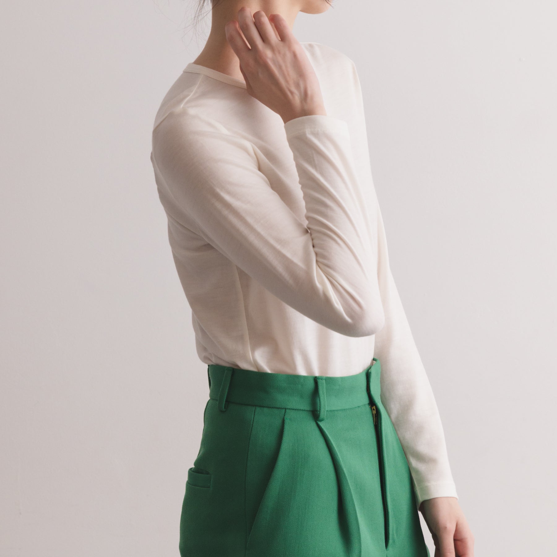 メリノウール100%天竺 クルーネック長袖カットソー, ホワイトの着用イメージ(斜め前)