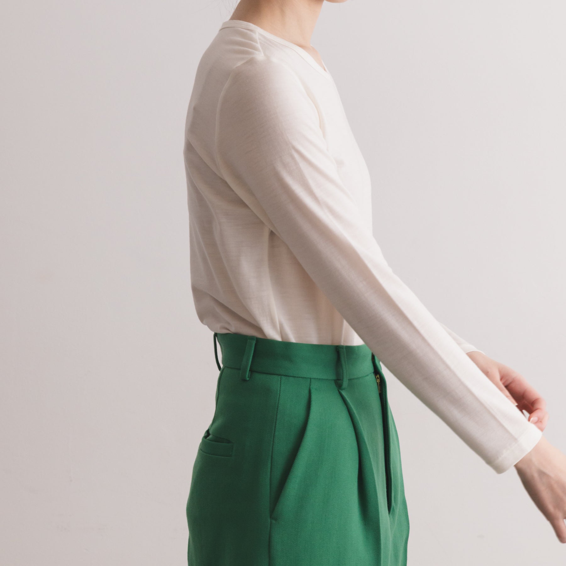 メリノウール100%天竺 クルーネック長袖カットソー, ホワイトの着用イメージ(横)