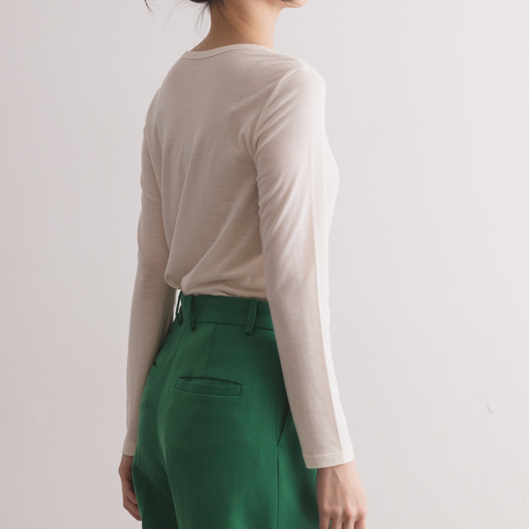 メリノウール100%天竺 クルーネック長袖カットソー, ホワイトの着用イメージ(斜め後)