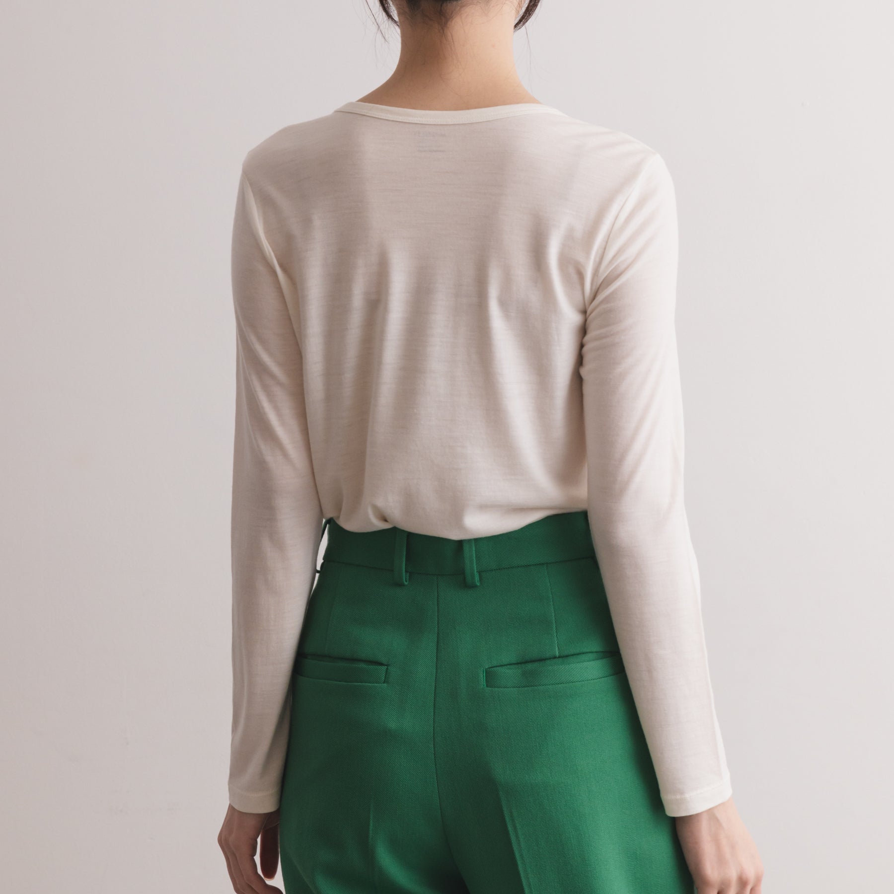 メリノウール100%天竺 クルーネック長袖カットソー, ホワイトの着用イメージ(後)