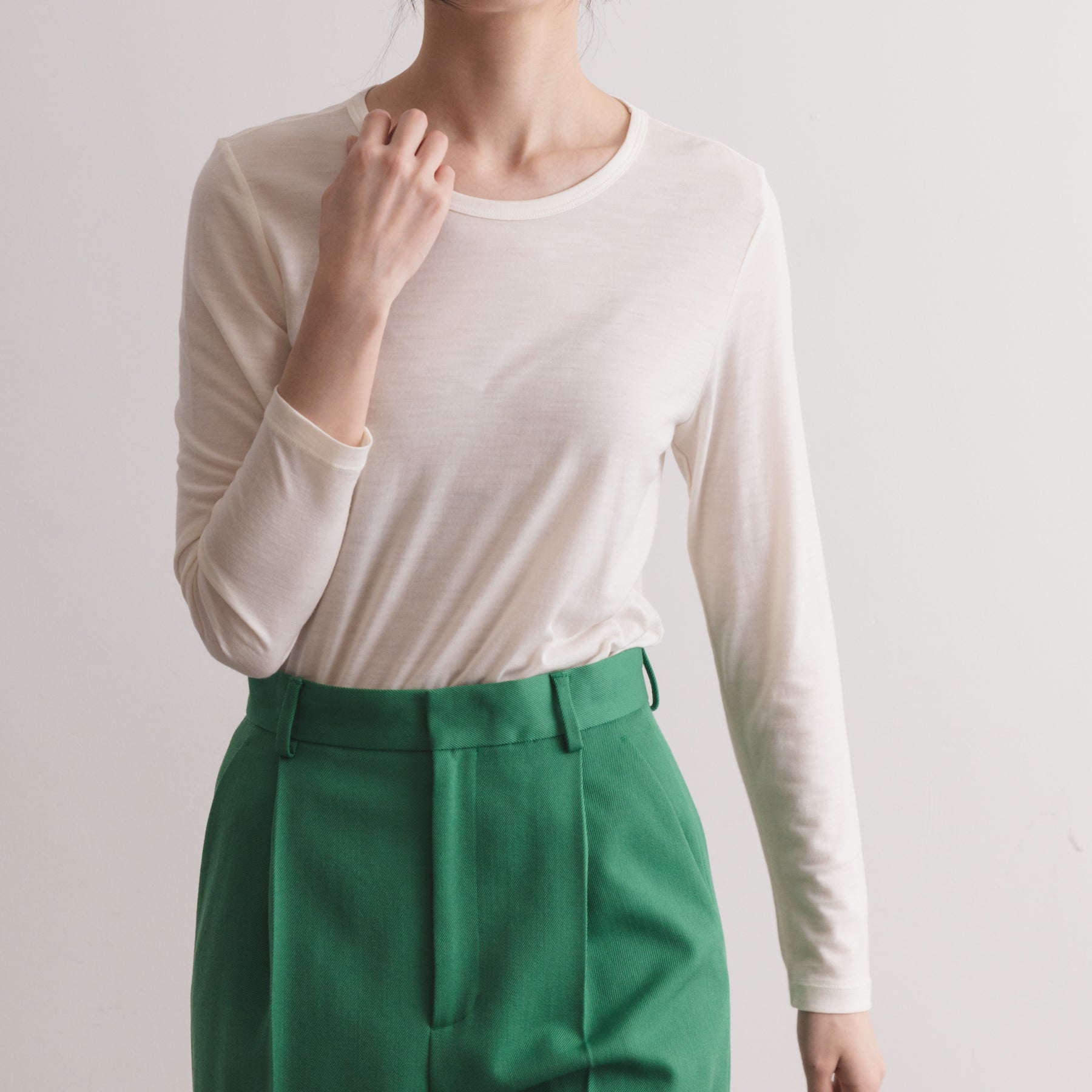 メリノウール100%天竺 クルーネック長袖カットソー, ホワイトの着用イメージ(前)