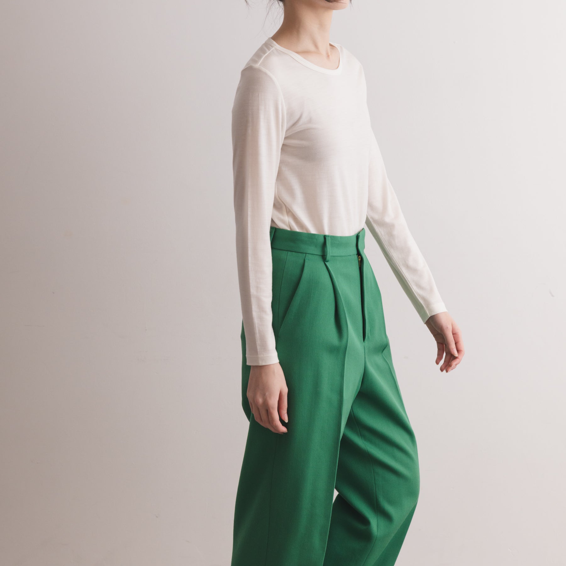 メリノウール100%天竺 クルーネック長袖カットソー, ホワイトの着用イメージ(斜め前)