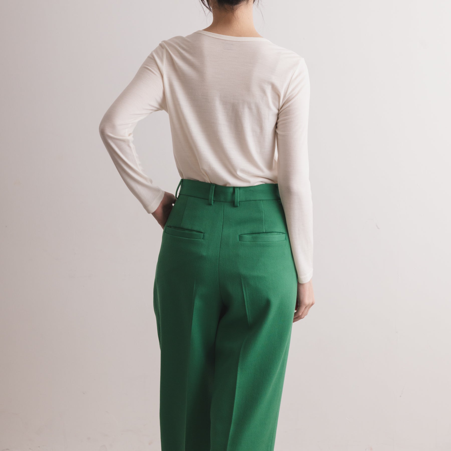 メリノウール100%天竺 クルーネック長袖カットソー, ホワイトの着用イメージ(後)