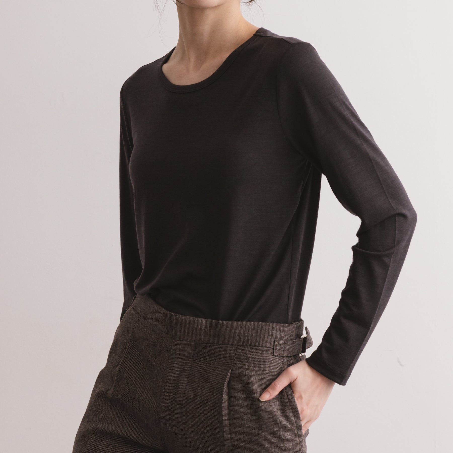 メリノウール100%天竺 クルーネック長袖カットソー, チャコールの着用イメージ(斜め前)