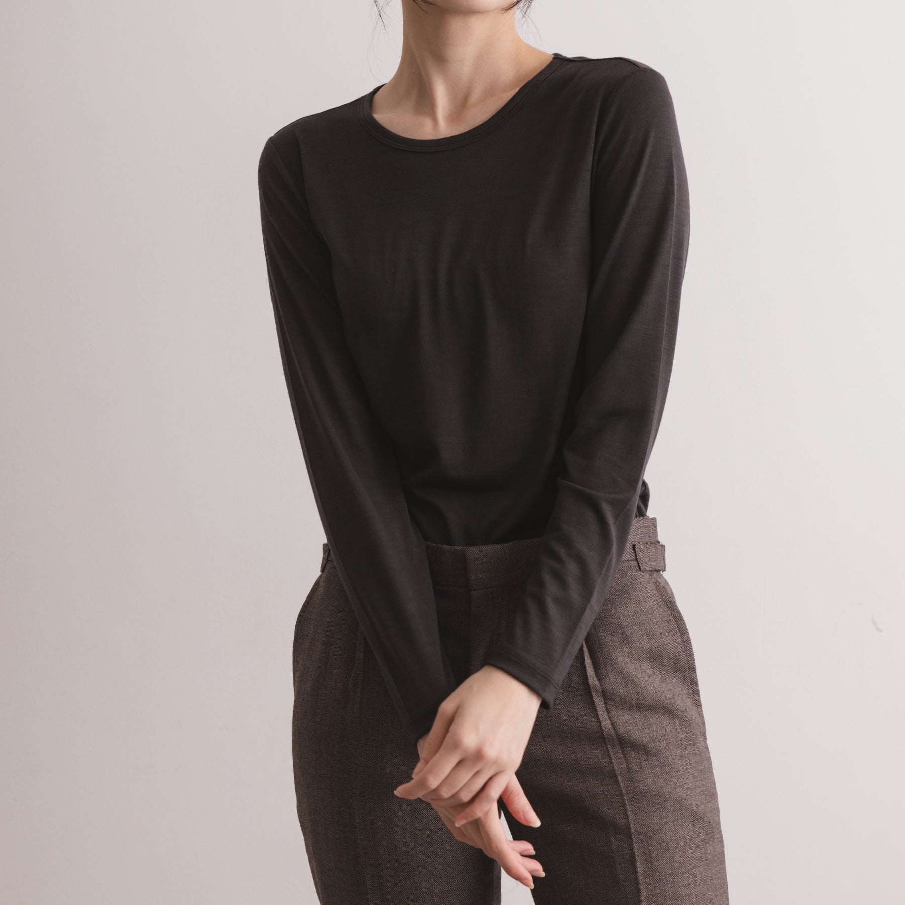 メリノウール100%天竺 クルーネック長袖カットソー, チャコールの着用イメージ(前)