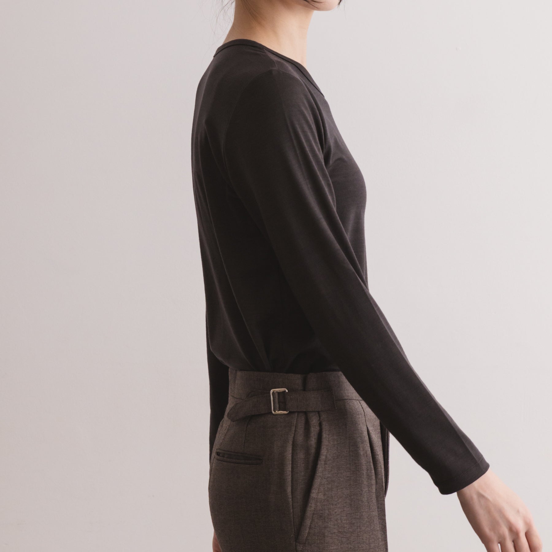 メリノウール100%天竺 クルーネック長袖カットソー, チャコールの着用イメージ(横)