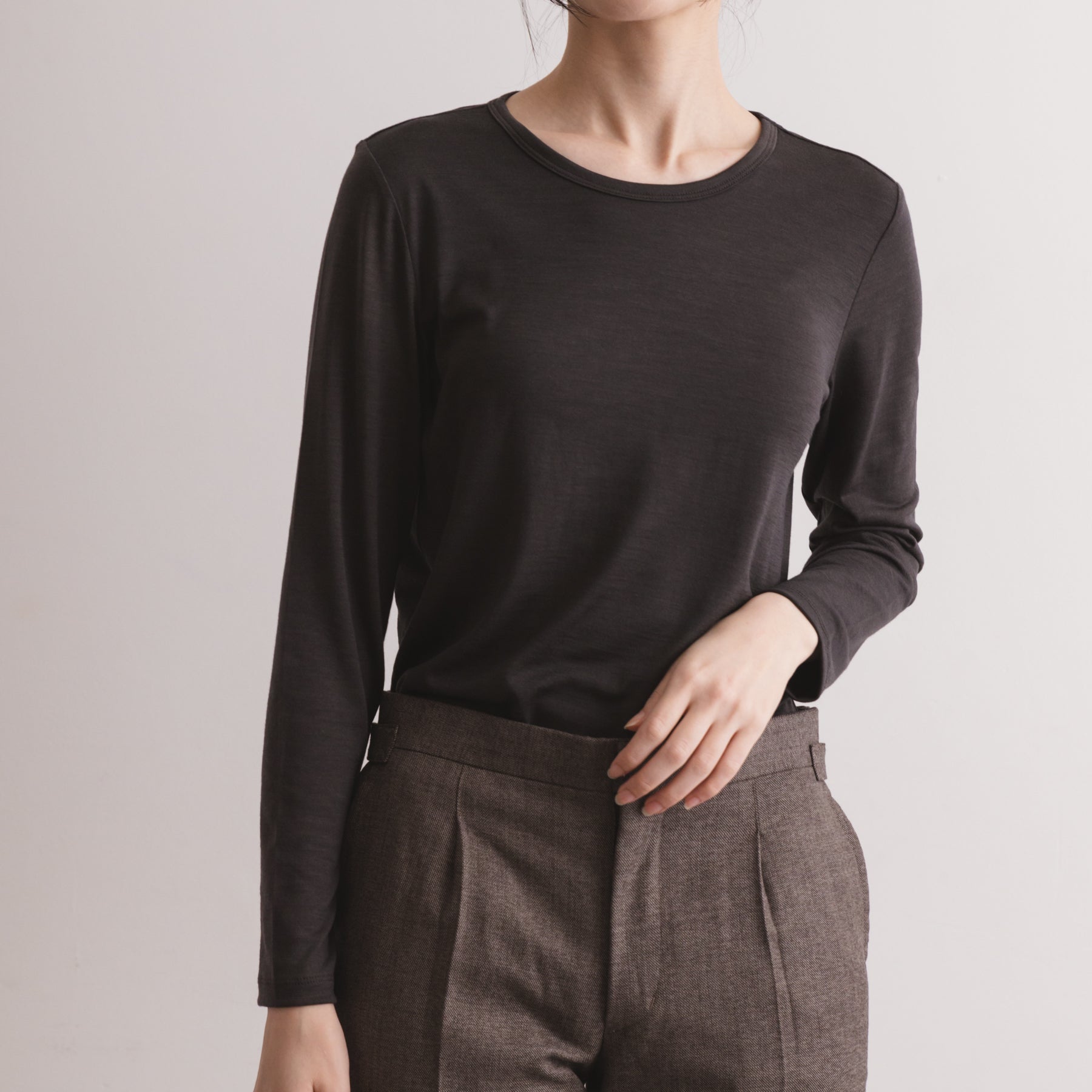 メリノウール100%天竺 クルーネック長袖カットソー, チャコールの着用イメージ(前)