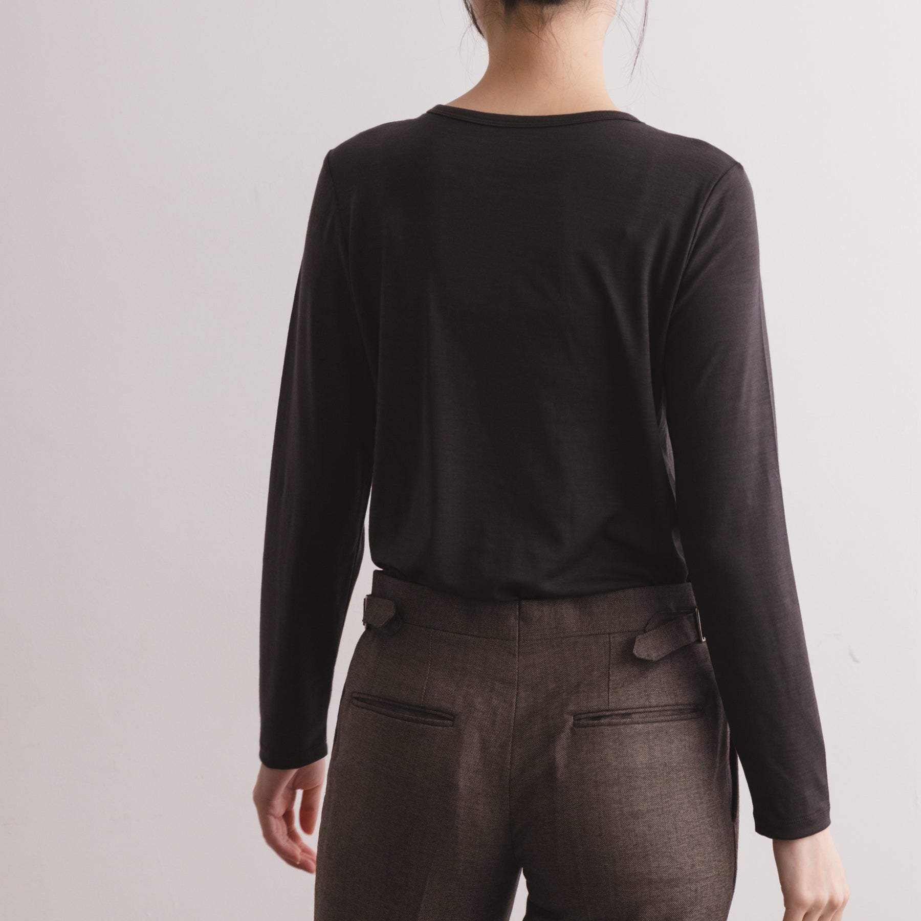 メリノウール100%天竺 クルーネック長袖カットソー, チャコールの着用イメージ(後)