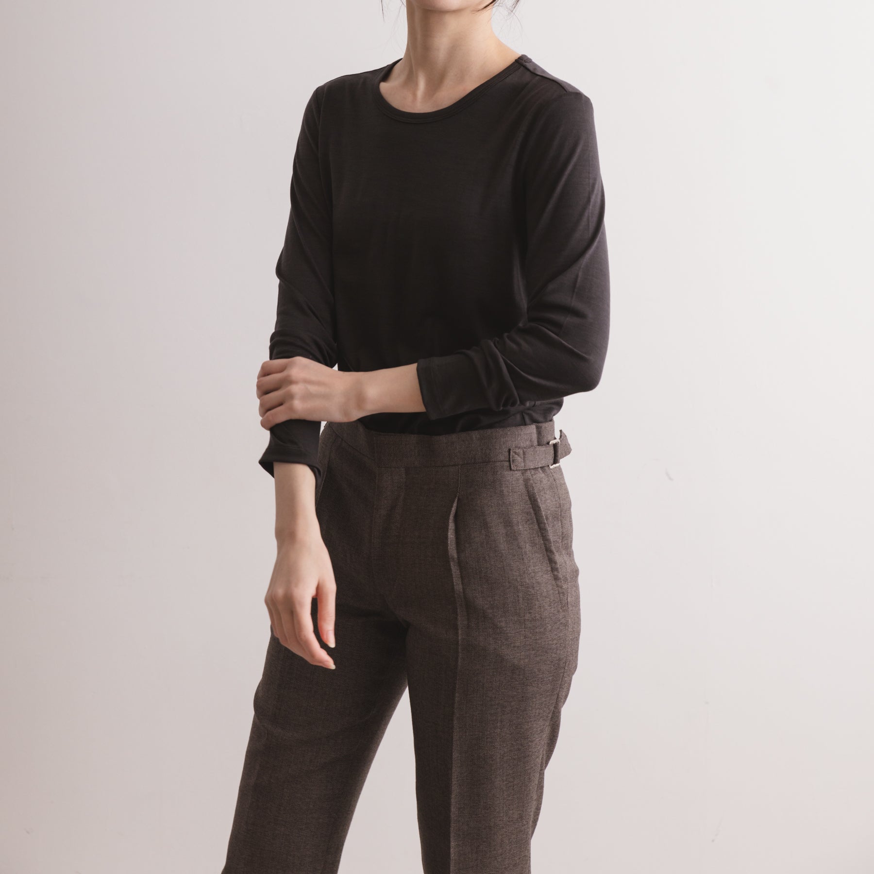 メリノウール100%天竺 クルーネック長袖カットソー, チャコールの着用イメージ(前)