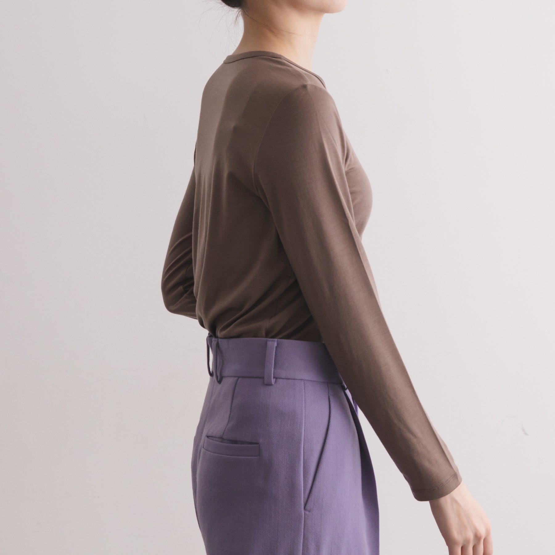 メリノウール100%天竺 クルーネック長袖カットソー, スモーキーココアの着用イメージ(横)