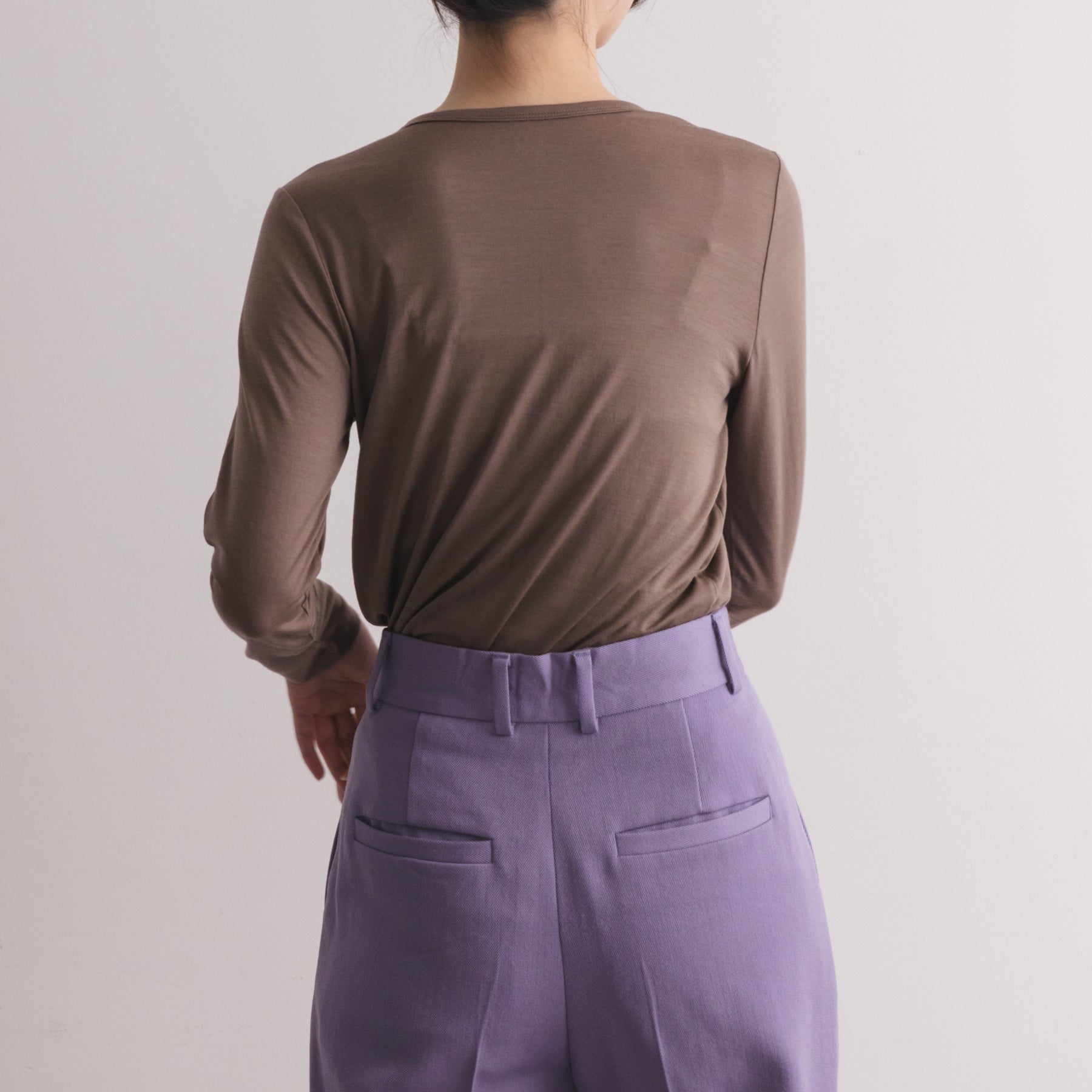 メリノウール100%天竺 クルーネック長袖カットソー, スモーキーココアの着用イメージ(後)