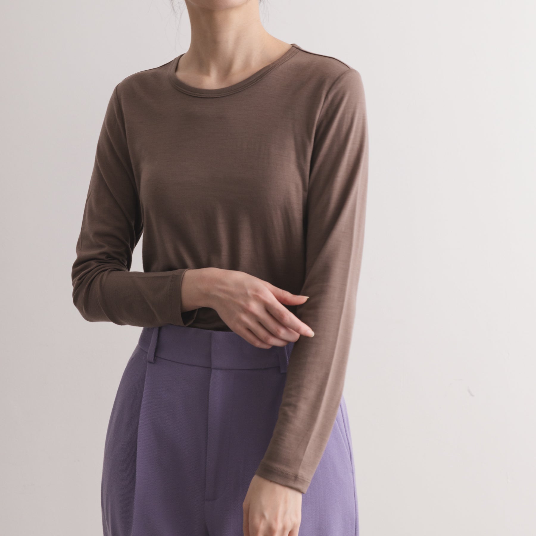メリノウール100%天竺 クルーネック長袖カットソー, スモーキーココアの着用イメージ(前)