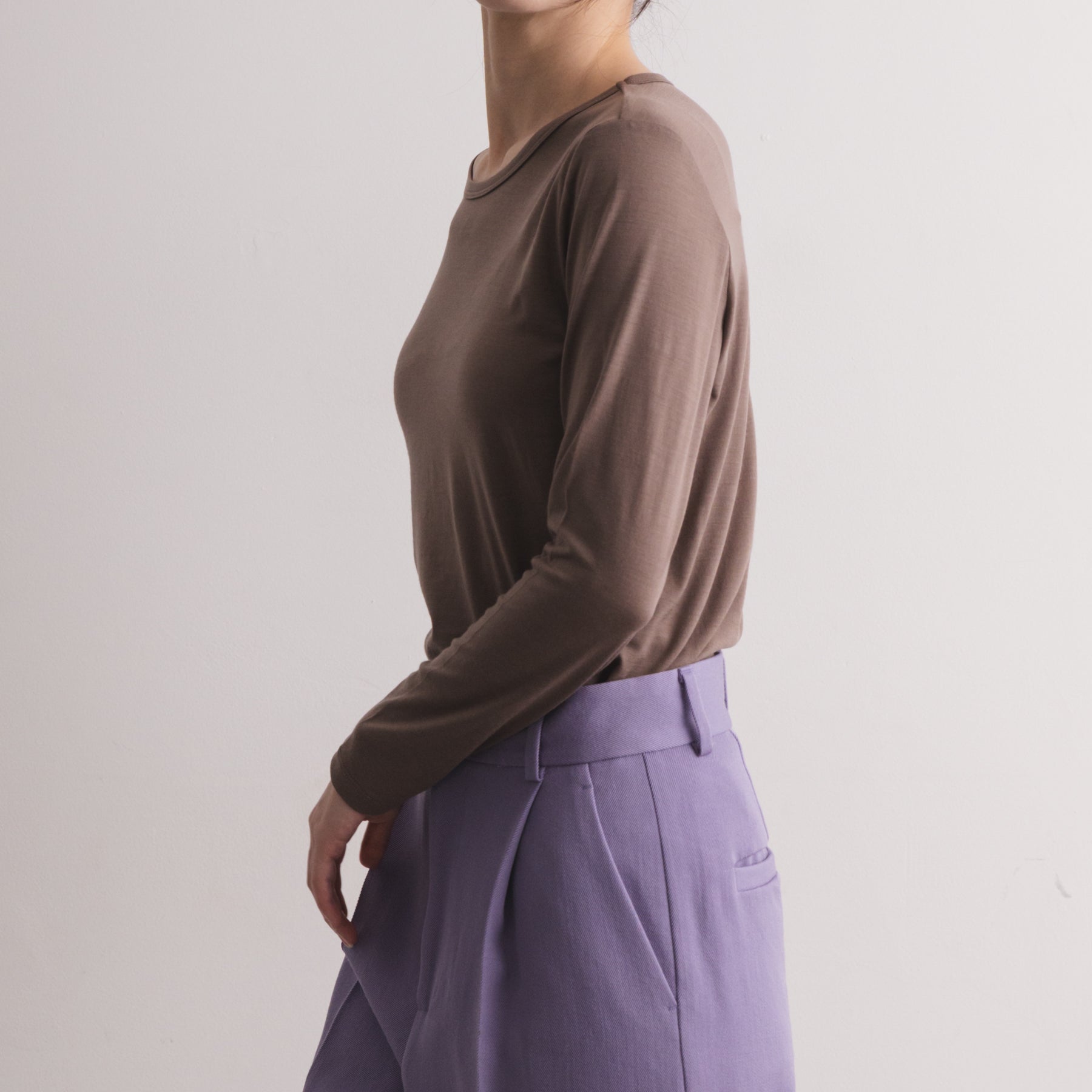 メリノウール100%天竺 クルーネック長袖カットソー, スモーキーココアの着用イメージ(横)