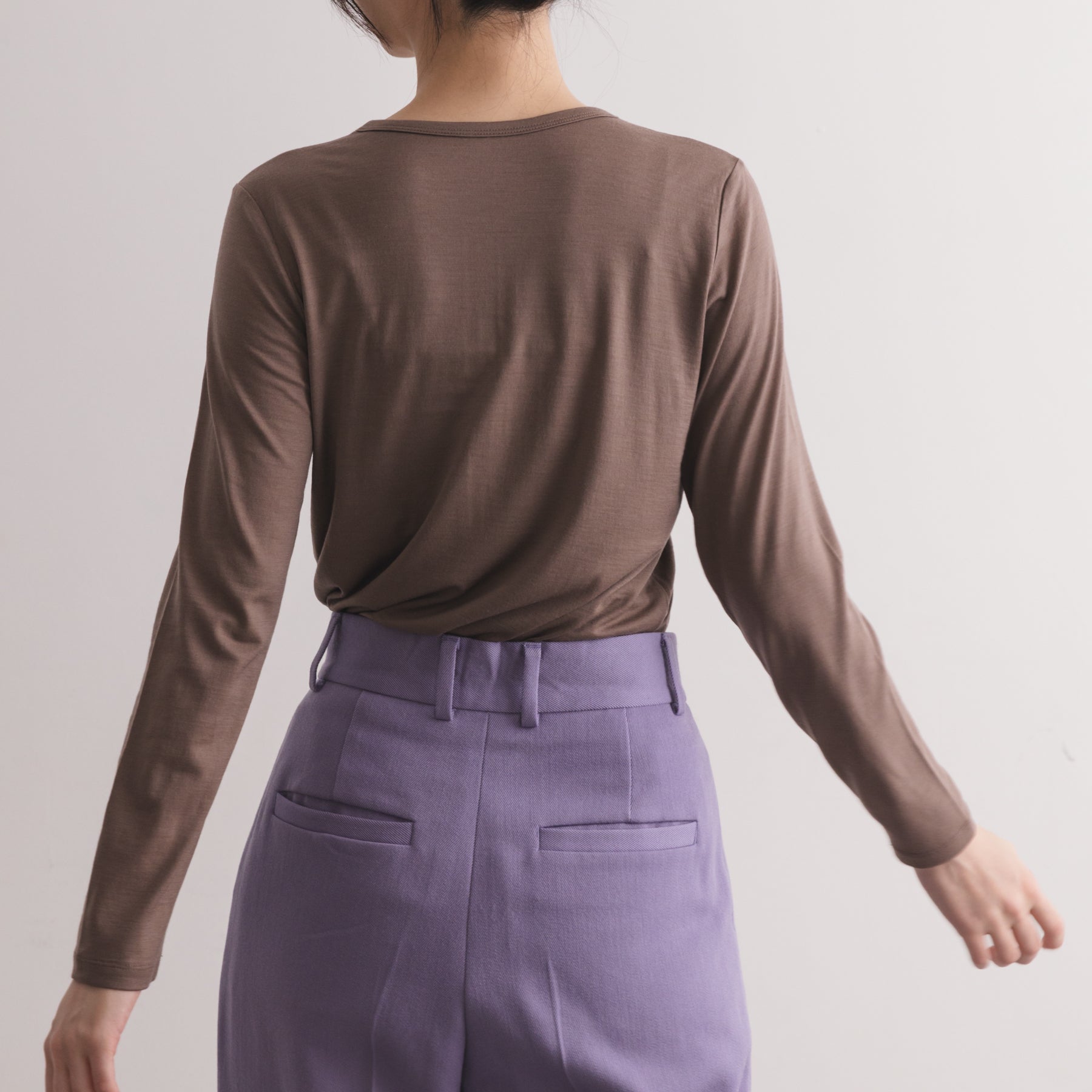 メリノウール100%天竺 クルーネック長袖カットソー, スモーキーココアの着用イメージ(後)