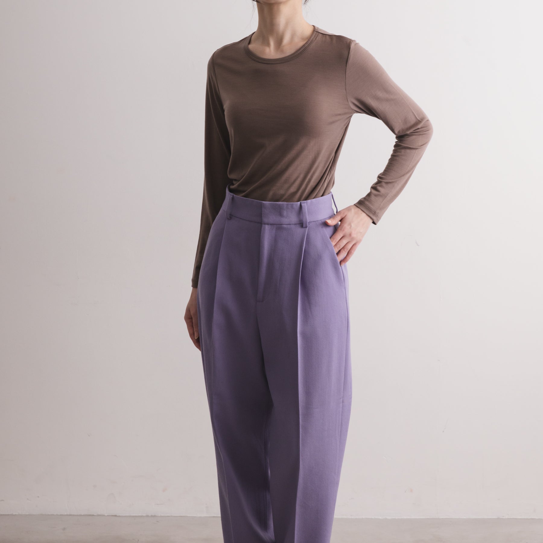 メリノウール100%天竺 クルーネック長袖カットソー, スモーキーココアの着用イメージ(前)