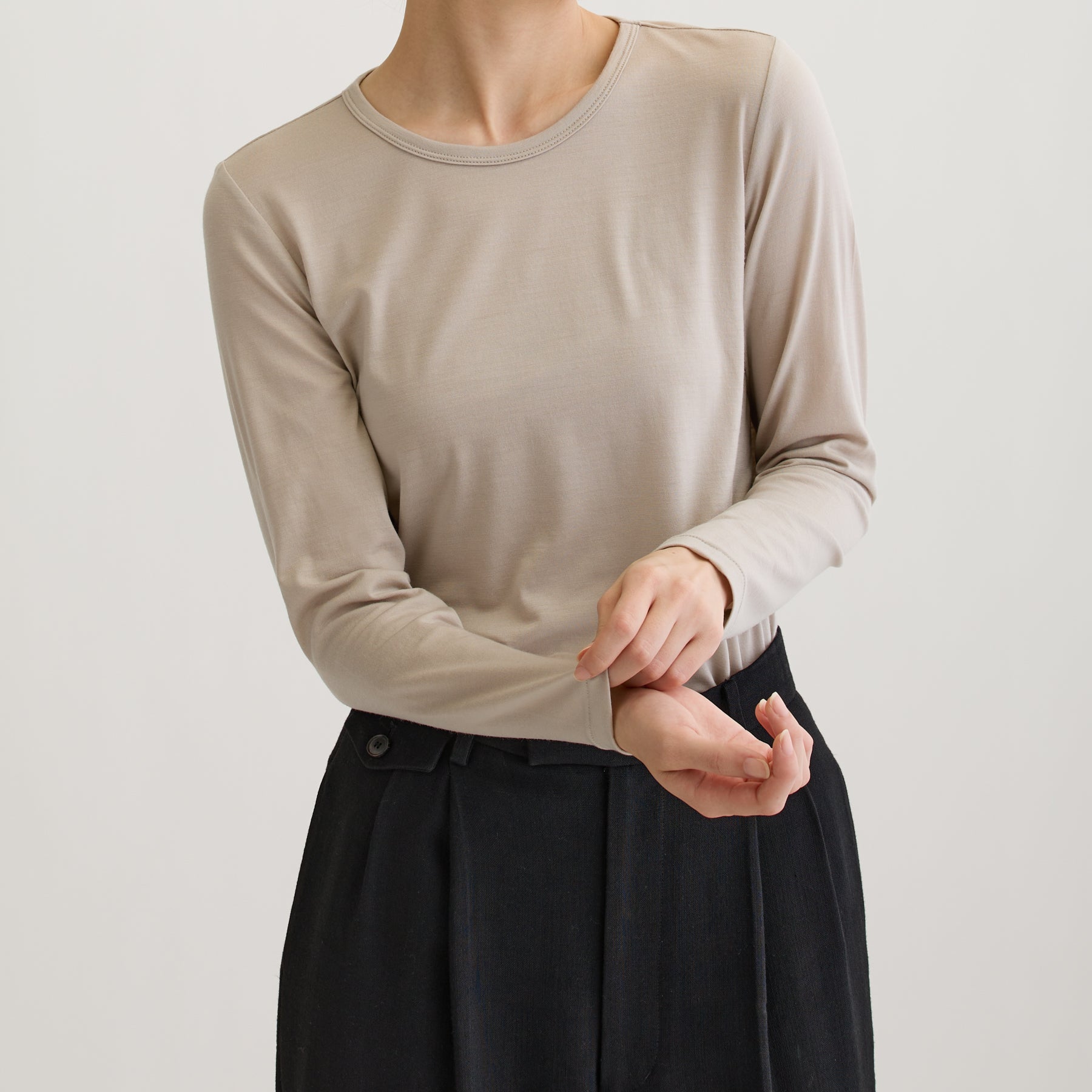 メリノウール100%天竺 クルーネック長袖カットソー, オイスターの着用イメージ(前)