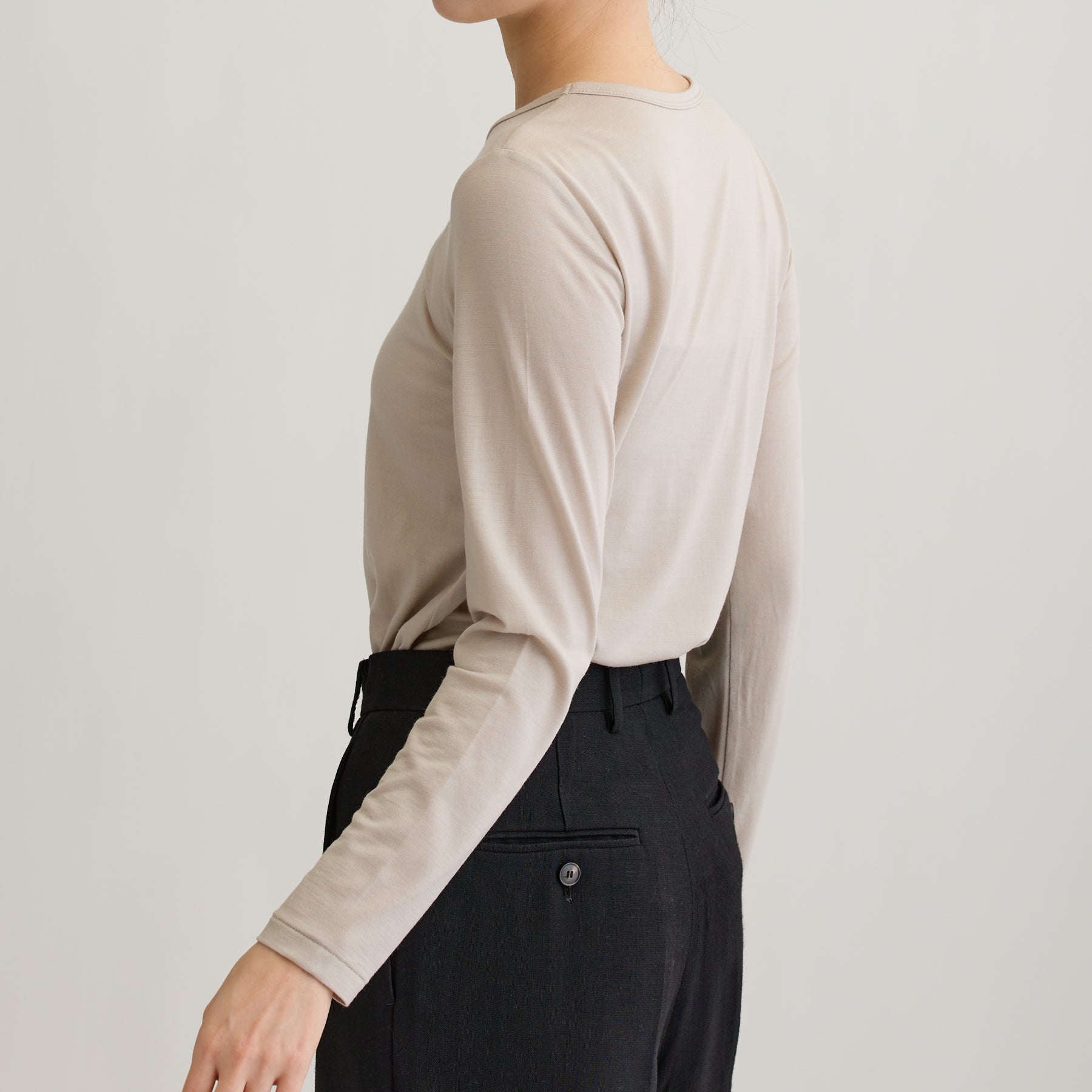 メリノウール100%天竺 クルーネック長袖カットソー, オイスターの着用イメージ(横)