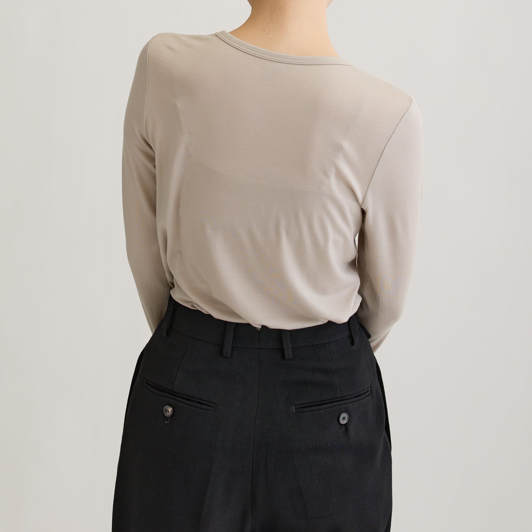 メリノウール100%天竺 クルーネック長袖カットソー, オイスターの着用イメージ(後)