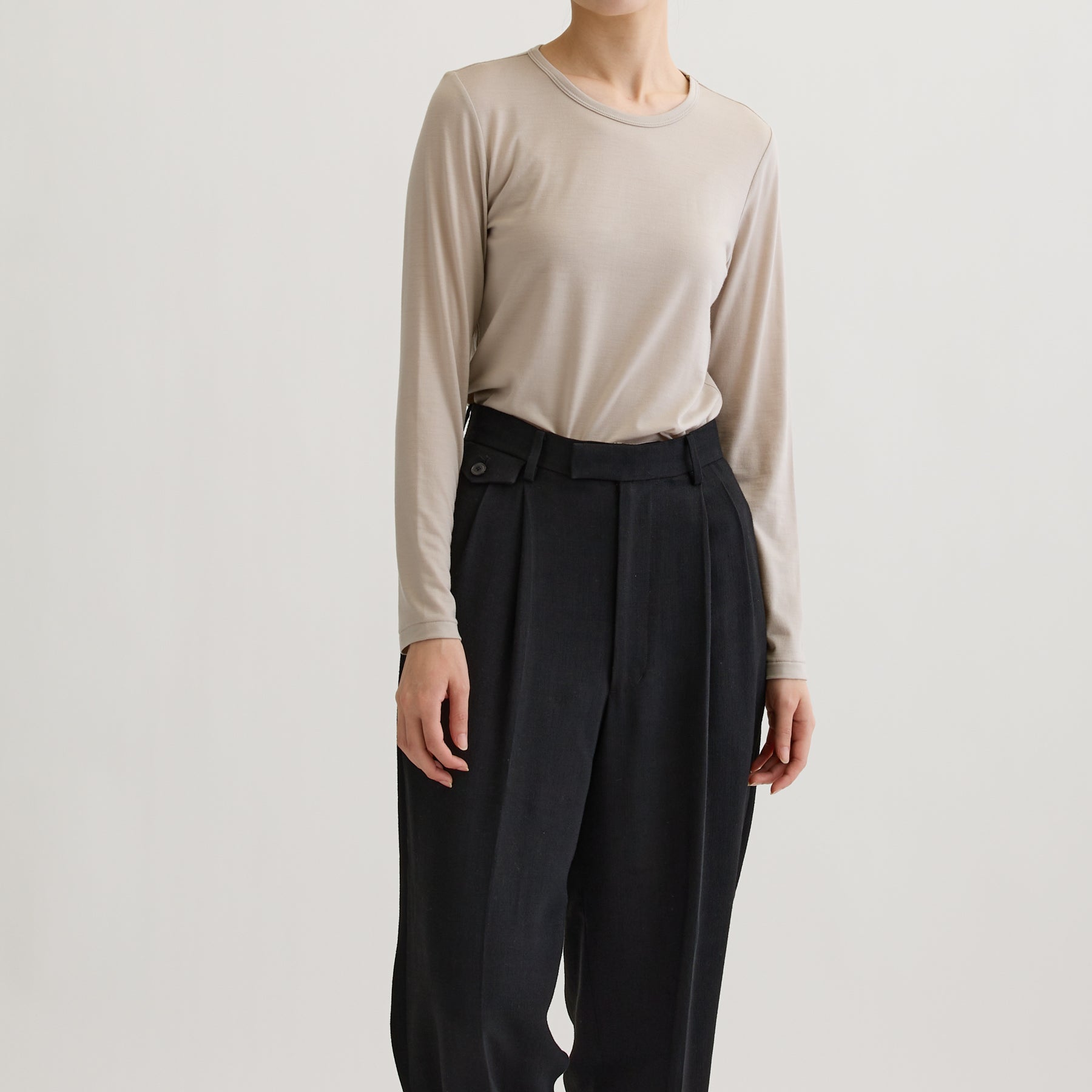 メリノウール100%天竺 クルーネック長袖カットソー, オイスターの着用イメージ(前)